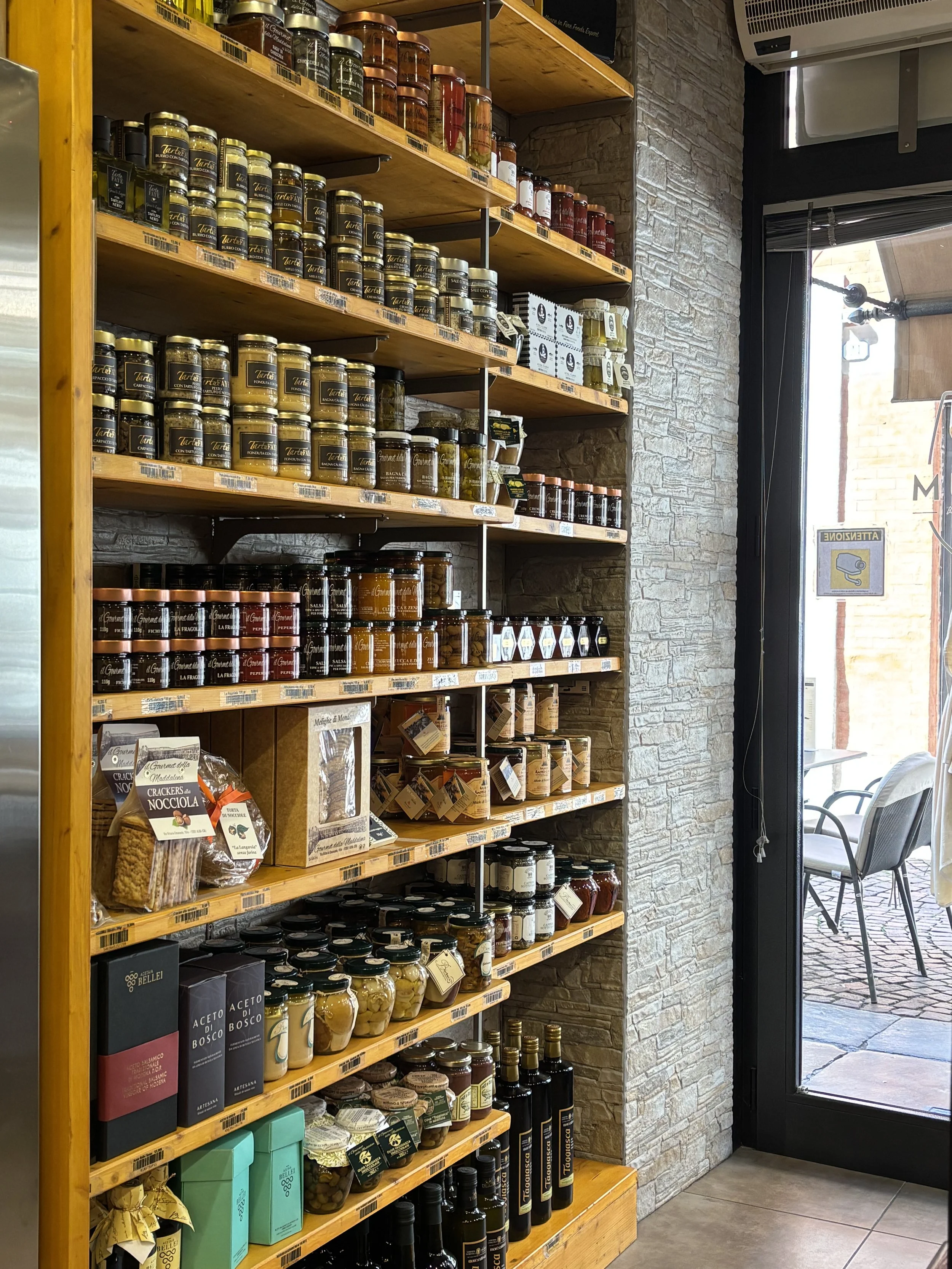 Gourmet della Maddalena_shelves.jpeg