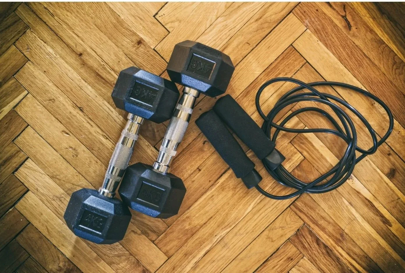 Gym equipment: In the entrance, you will find the fitness trunk, offering you a range of free weights, kettle bells, mats, elastics and TRX, so you can stay fit throughout your stay.