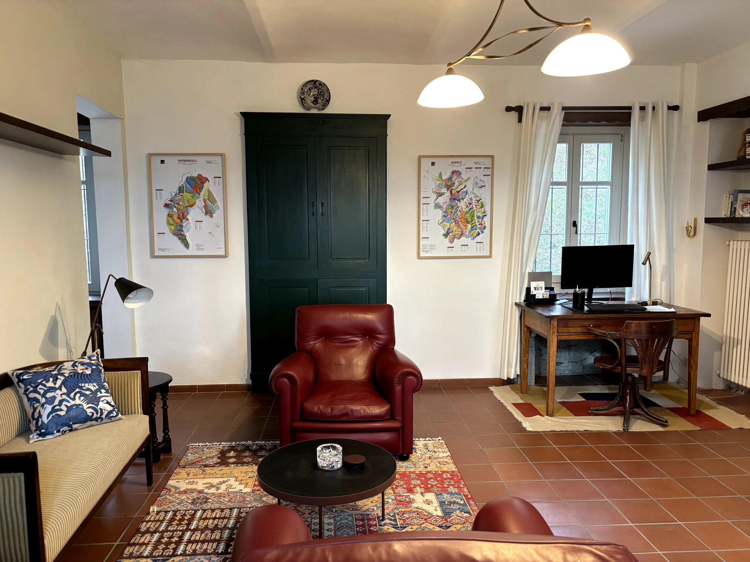 A cozy living room in a holiday house rental in PIemonte near Barolo