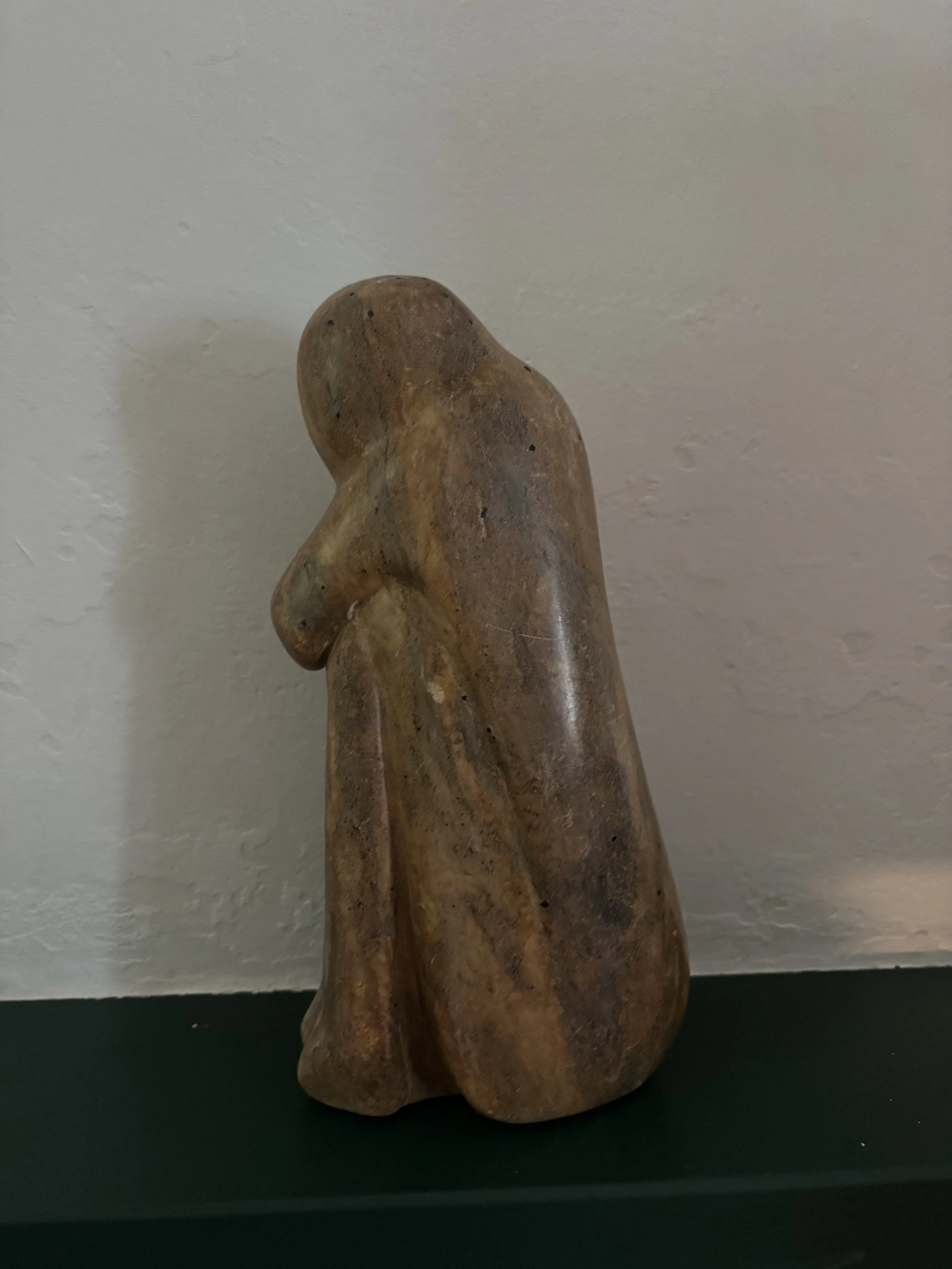 Statue of a seated man, Jessy van Eibergen Santhagens, 21st century