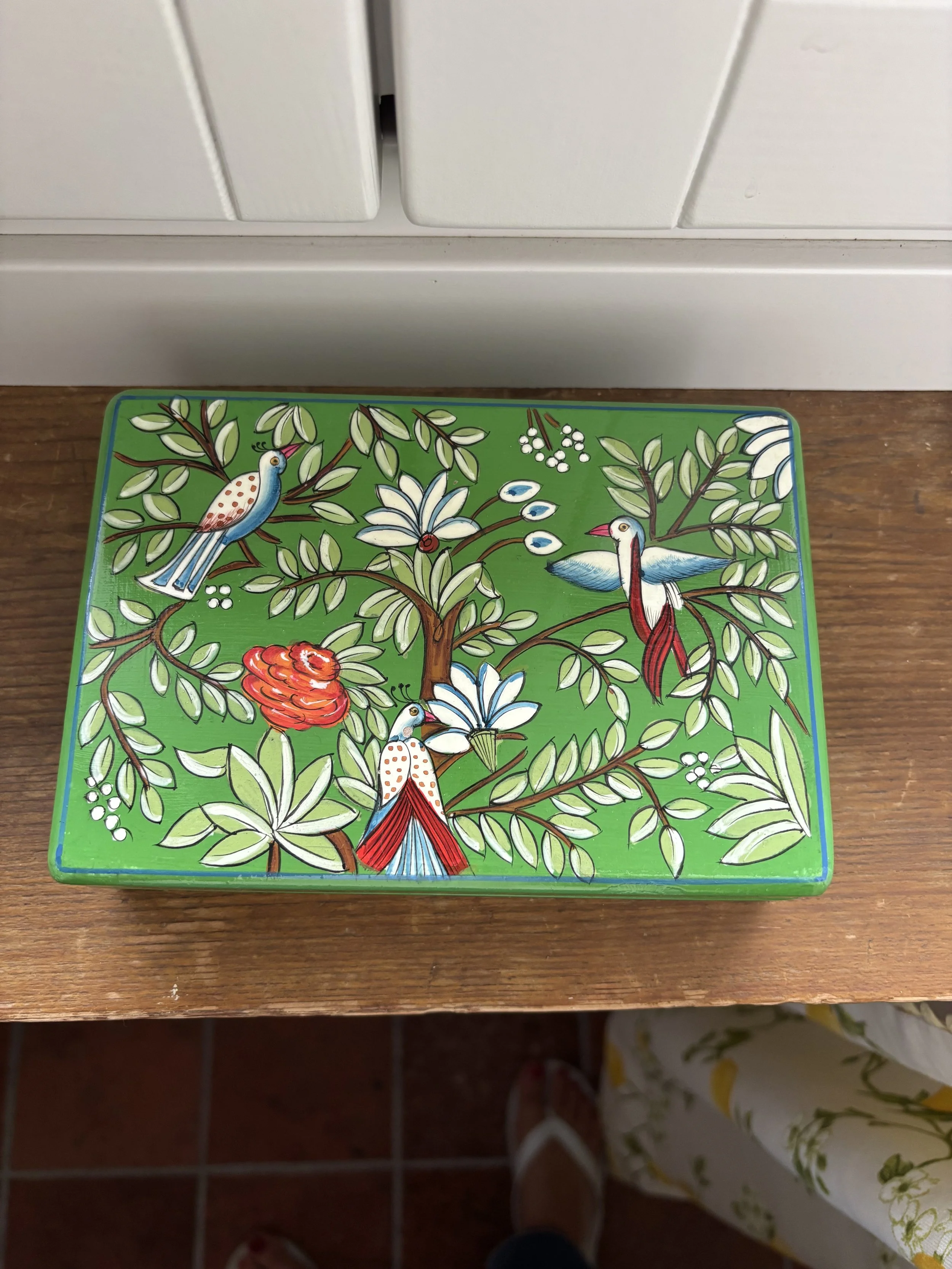 Green box with birds decor