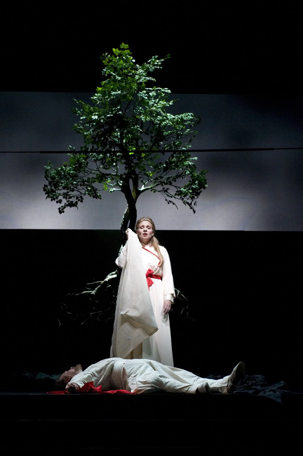 Annalena Persson (Isolde) and Clifton Forbis (Tristan) in Wagner's Tristan und Isolde, 2010. © Rozarii Lynch
