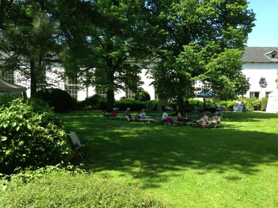 Personen im Liegestuhl im Park.jpg