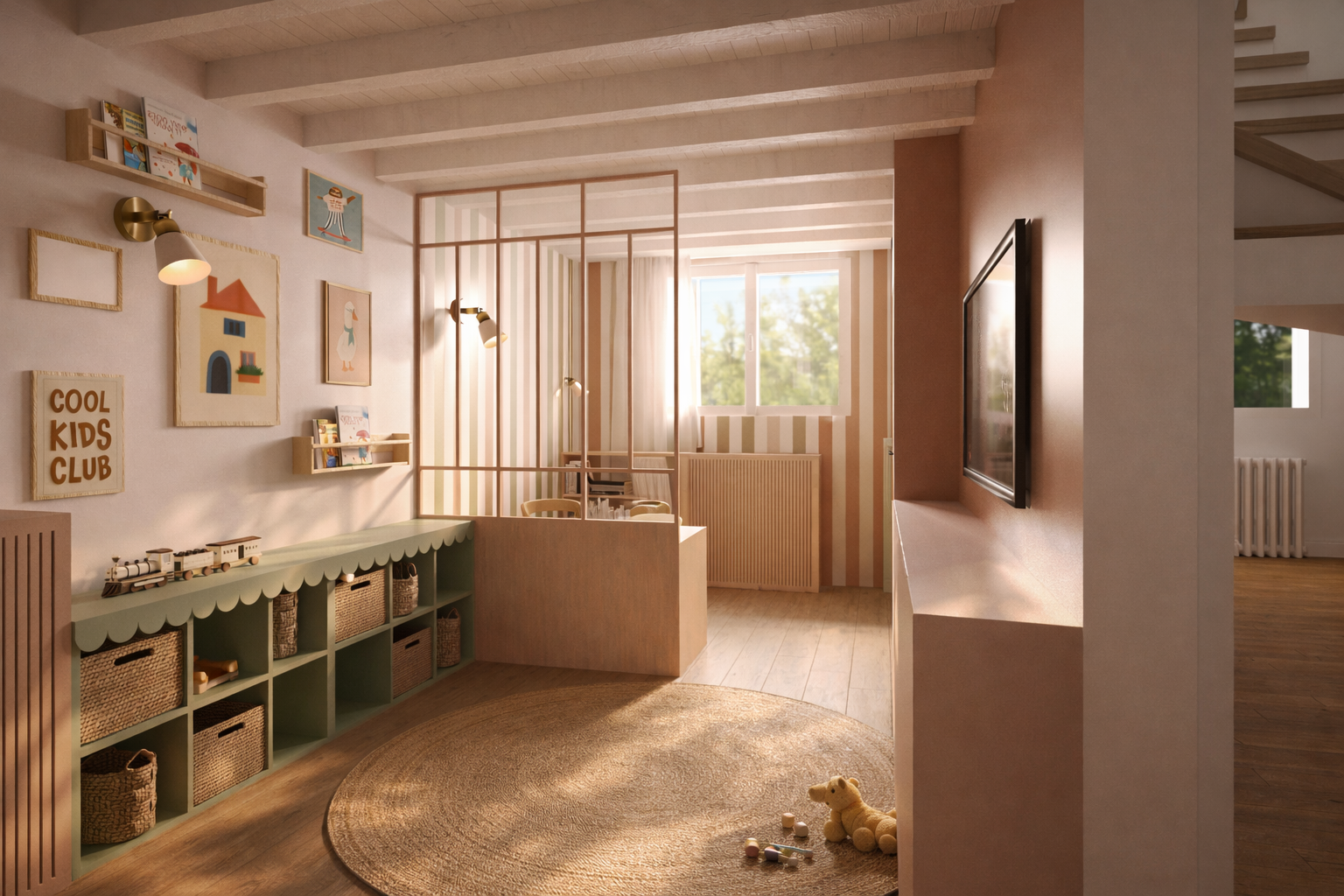 Intérieur d'une salle de jeux pour enfants avec décor pastel, un tapis rond en osier, une étagère avec des paniers, des jouets en bois, un mur décoré avec des tableaux pour enfants et un espace séparé avec une barrière en bois. Une fenêtre laisse entrer la lumière naturelle.