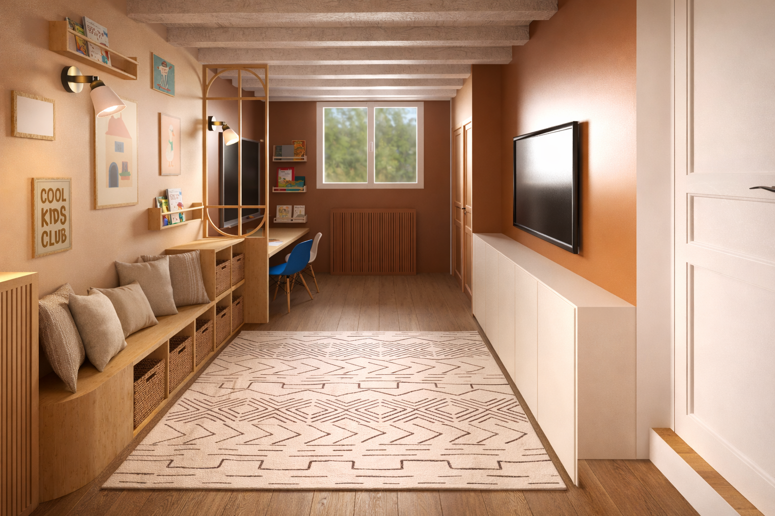 Salon avec un mur beige, un tapis clair avec un motif géométrique, un mur orange avec une télévision murale, une étagère avec des livres, un bureau avec une chaise bleue, des cadres et des lampes murales décoratives.