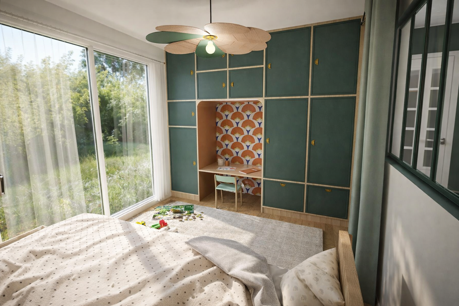 Chambre avec grand mur de placards verts, coin bureau avec papier et crayons, lit avec drap blanc et coussin, vue sur un jardin à travers une grande fenêtre, et un plafond décoratif en forme de fleur.
