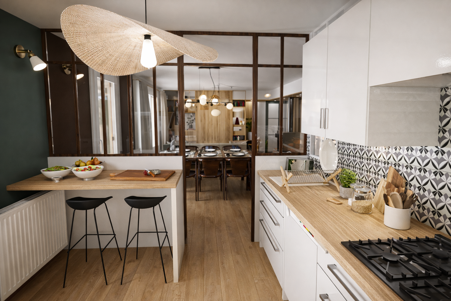 Cuisine moderne avec comptoir en bois, placards blancs, mur en carreaux géométriques, éclairage suspendu, et salle à manger visible en arrière-plan.