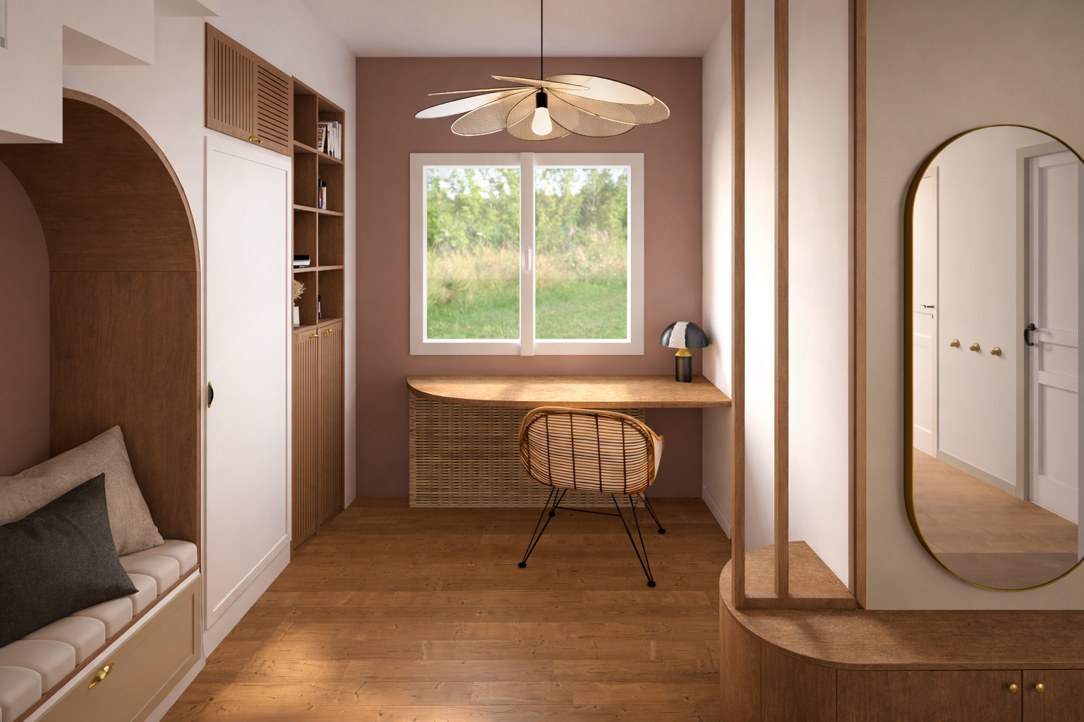Intérieur d'un bureau avec un table en bois, une chaise en osier, une lampe de bureau, un miroir ovale, et une fenêtre donnant sur un espace vert.