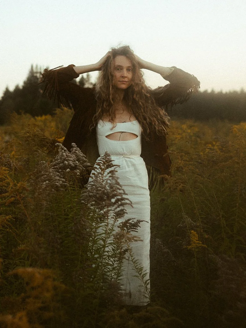 bride posing while elope in italy fields