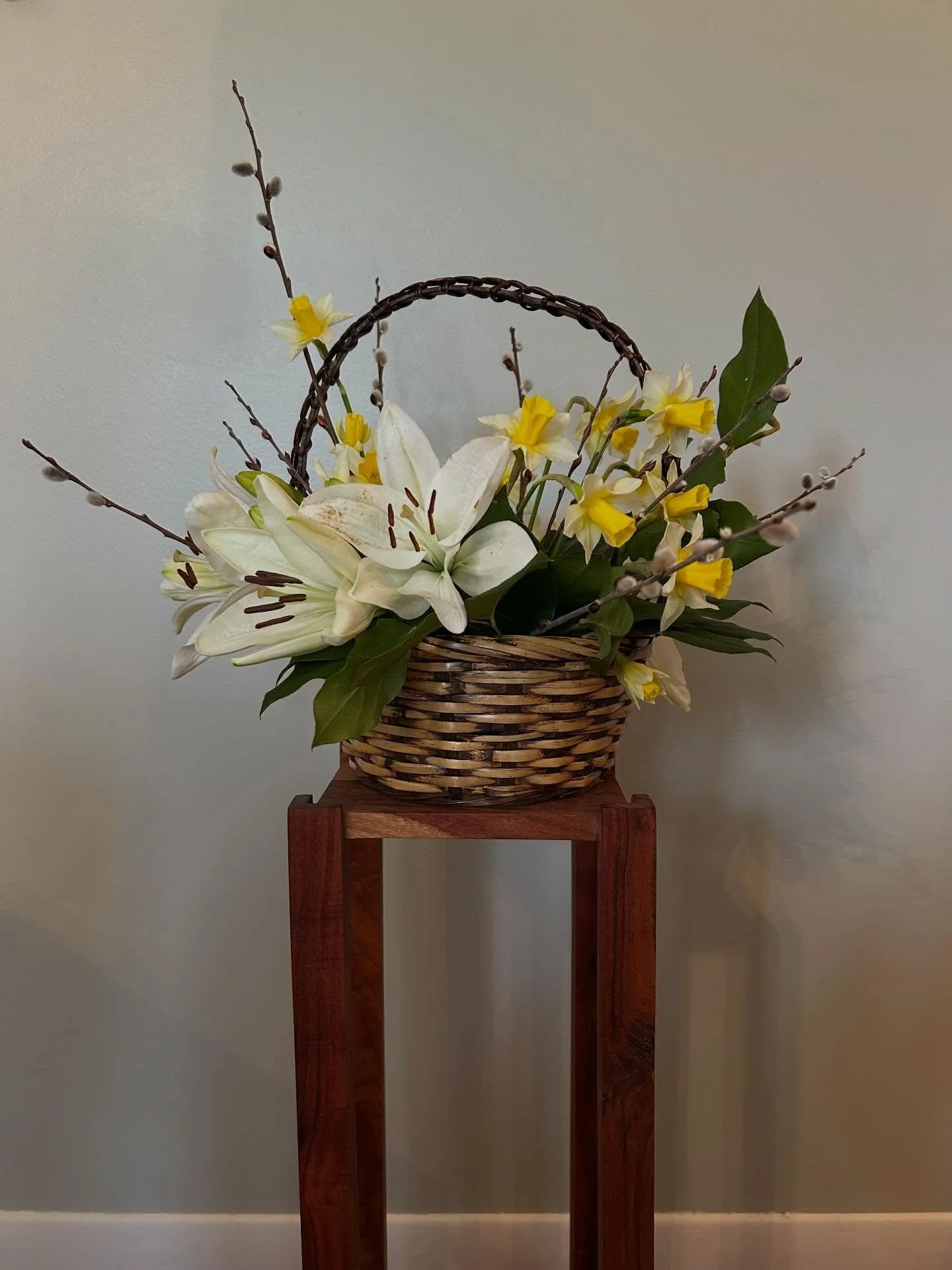 The only thing better than an Easter basket full of chocolate? One filled with flowers! Lilies, narcissus (Golden Echo), lemon leaves, and pussy willow branches compose this simple, festive, and fragrant arrangement. Happy Easter!

#greenethumb #east