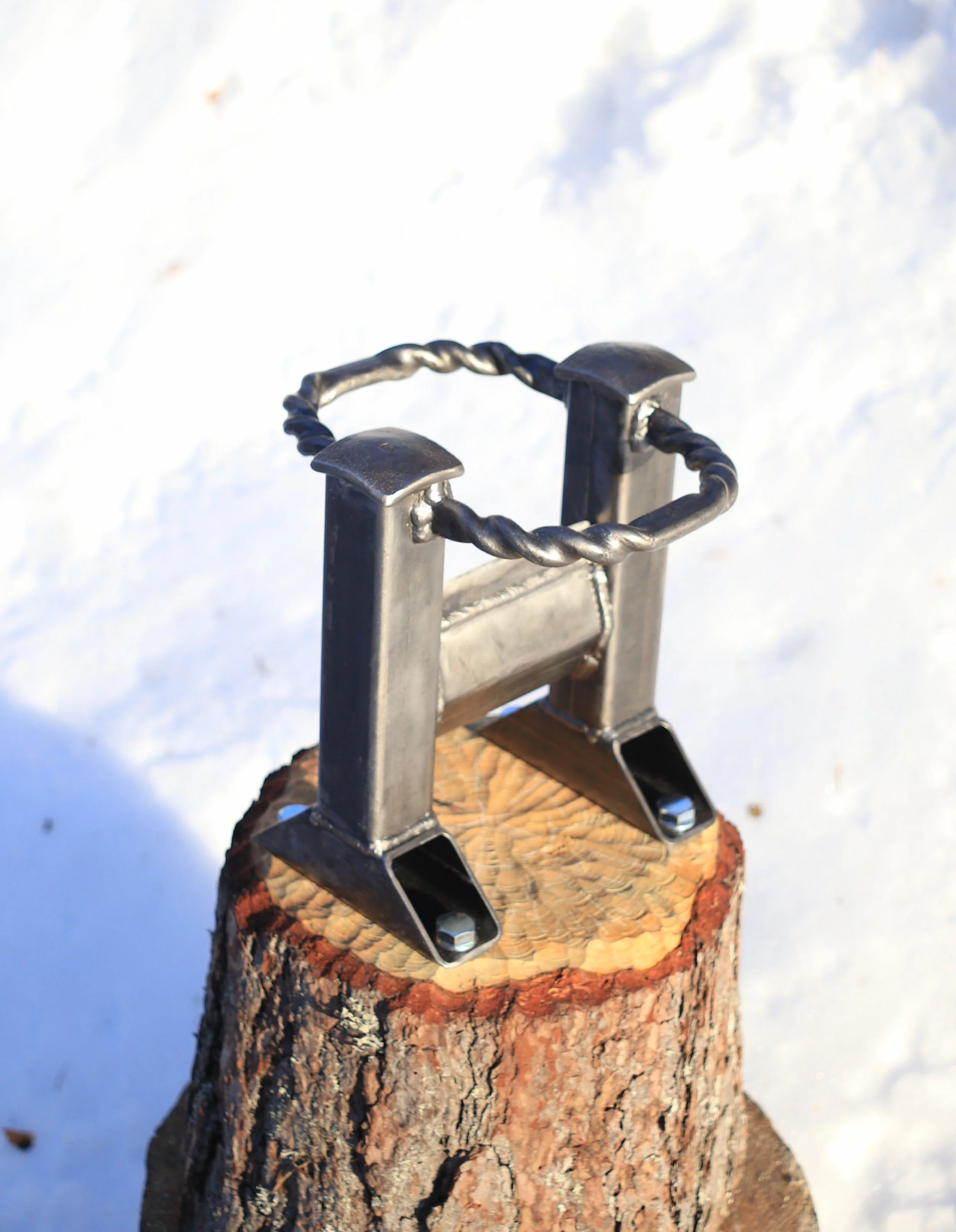 Mini-sized Aapi with rustic stump