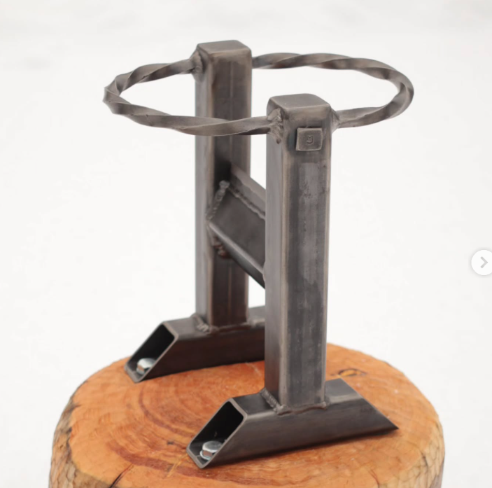 Mini-sized Aapi with rustic stump