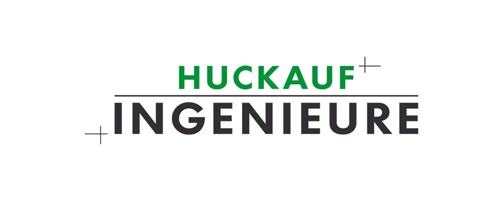 Logo mit den Worten 'HUCKAUF INGENIEURE' in grün und schwarz, einfache Design, ohne Hintergrund.