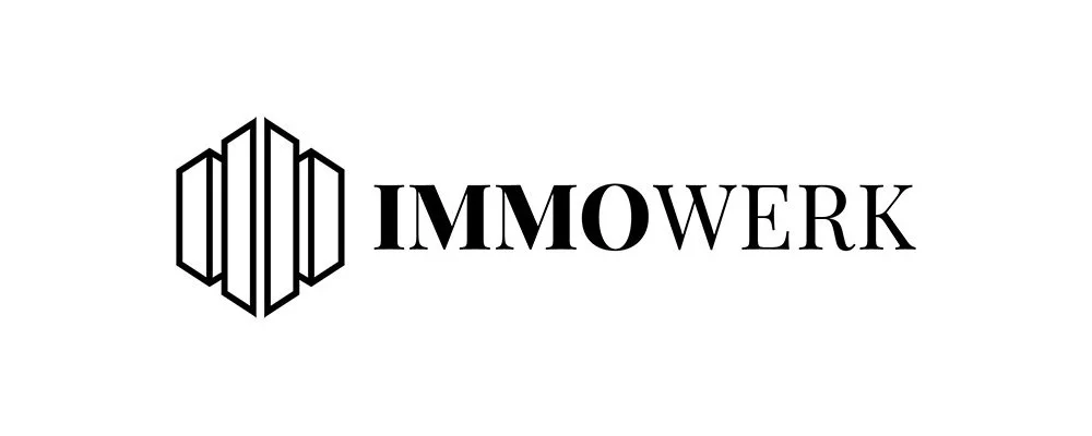 Das Bild zeigt ein Logo mit einem geometrischen Symbol on der linken Seite und dem Text "IMMOWERK" auf der rechten Seite.