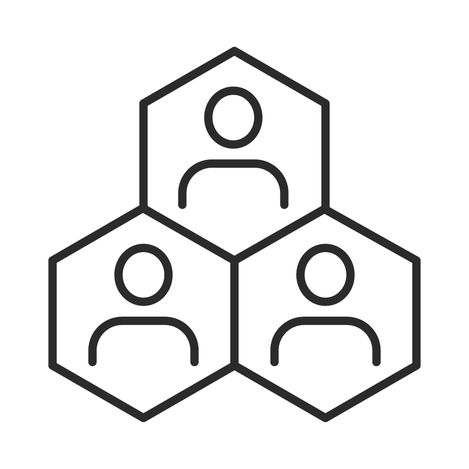 Symbolische Darstellung von drei Personen in hexagonalen Rahmen, die eine Gruppe repräsentieren.