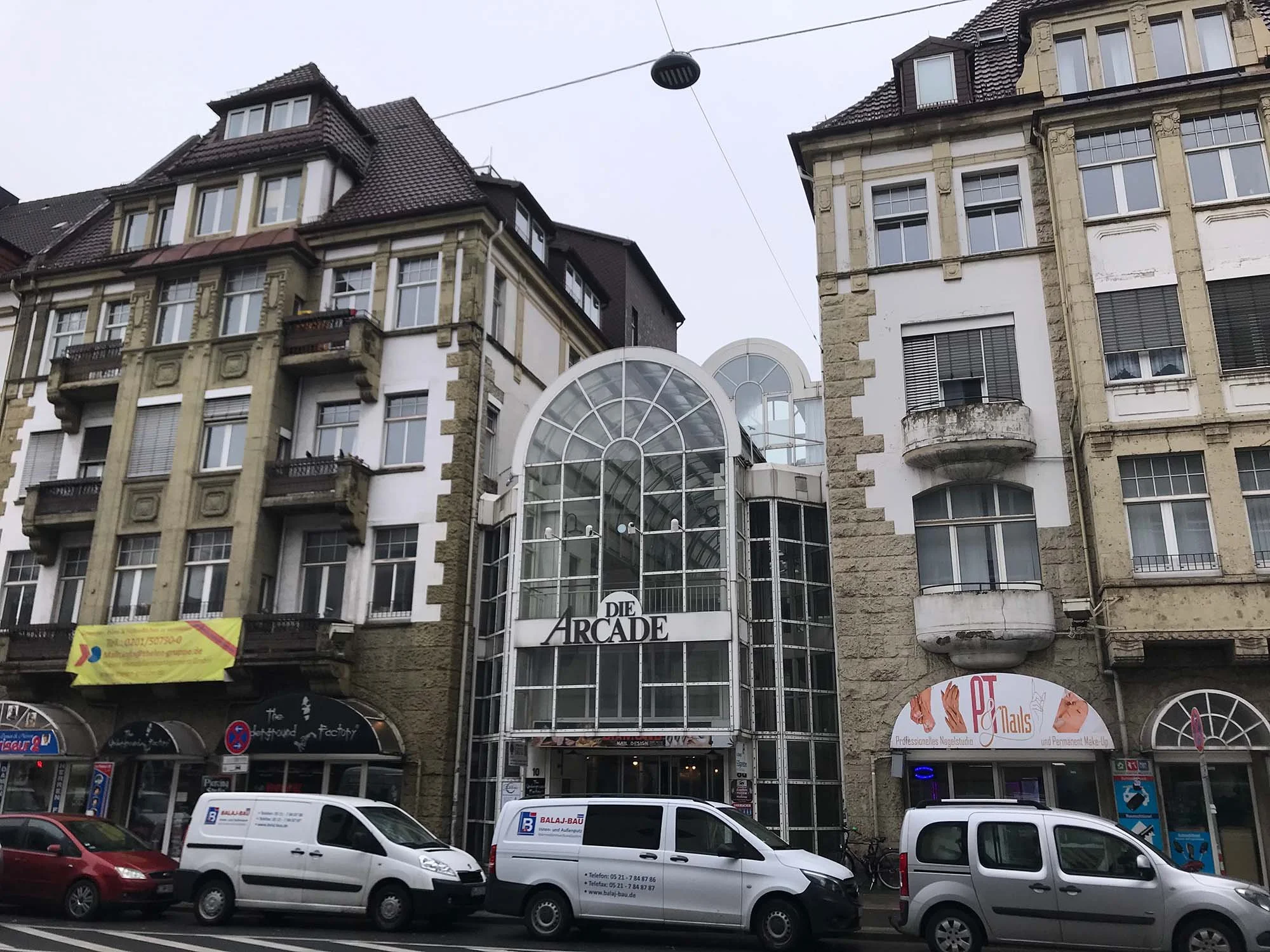 Bauarbeiten auf einer Baustelle mit mehreren Baukränen, Baugerüsten und Fundamentarbeiten in einer Stadt