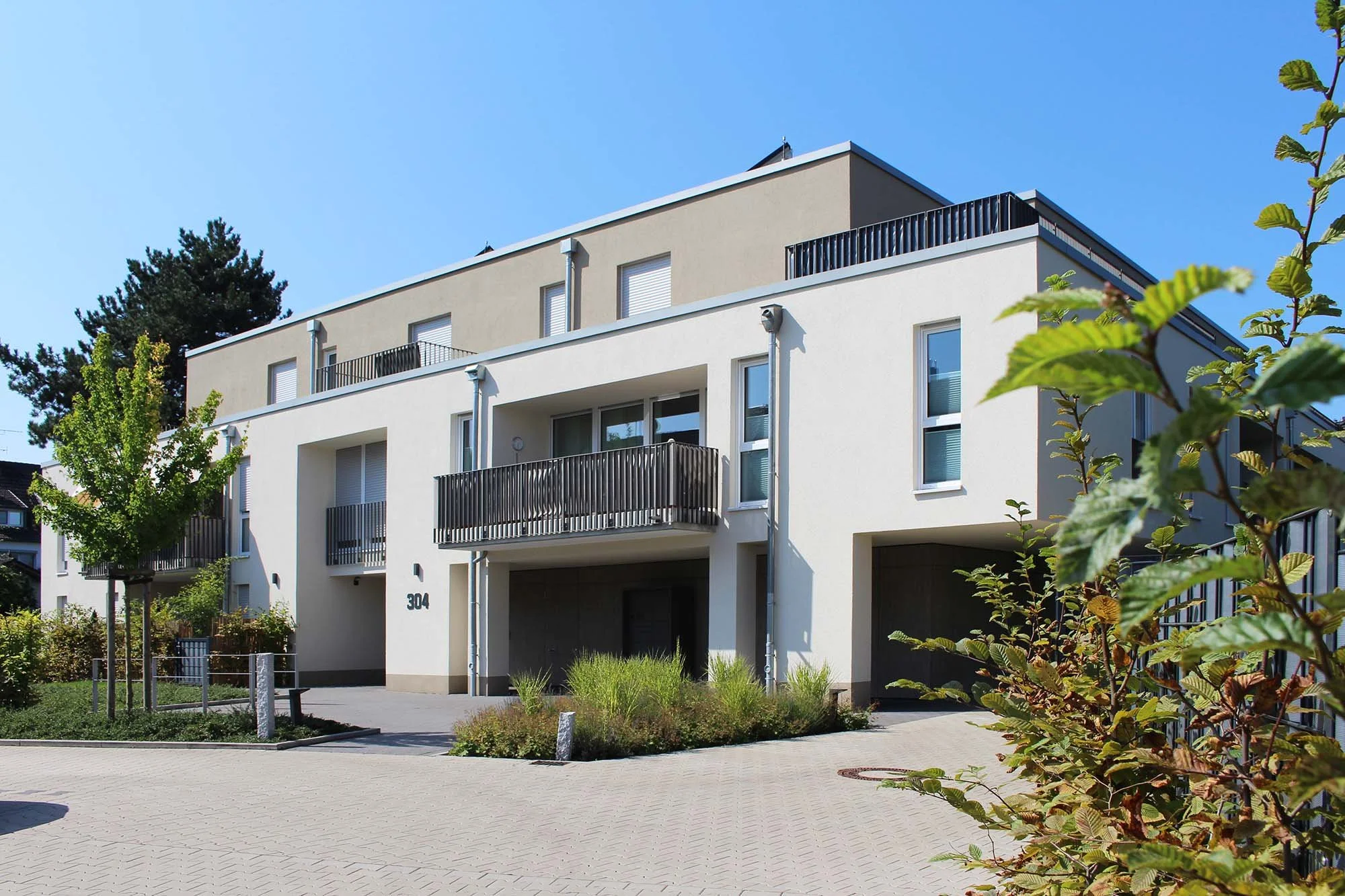 Modernes Wohngebäude mit vertikalen Fenstern 
