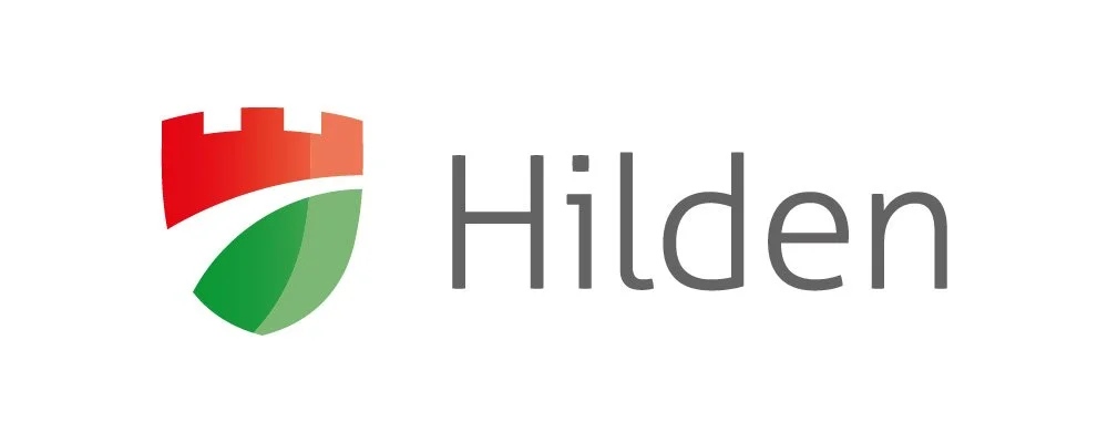 Logo der Stadt Hilden mit einer stilisierten Burg in den Farben Rot, Grün und Grau und dem Text 'Hilden'