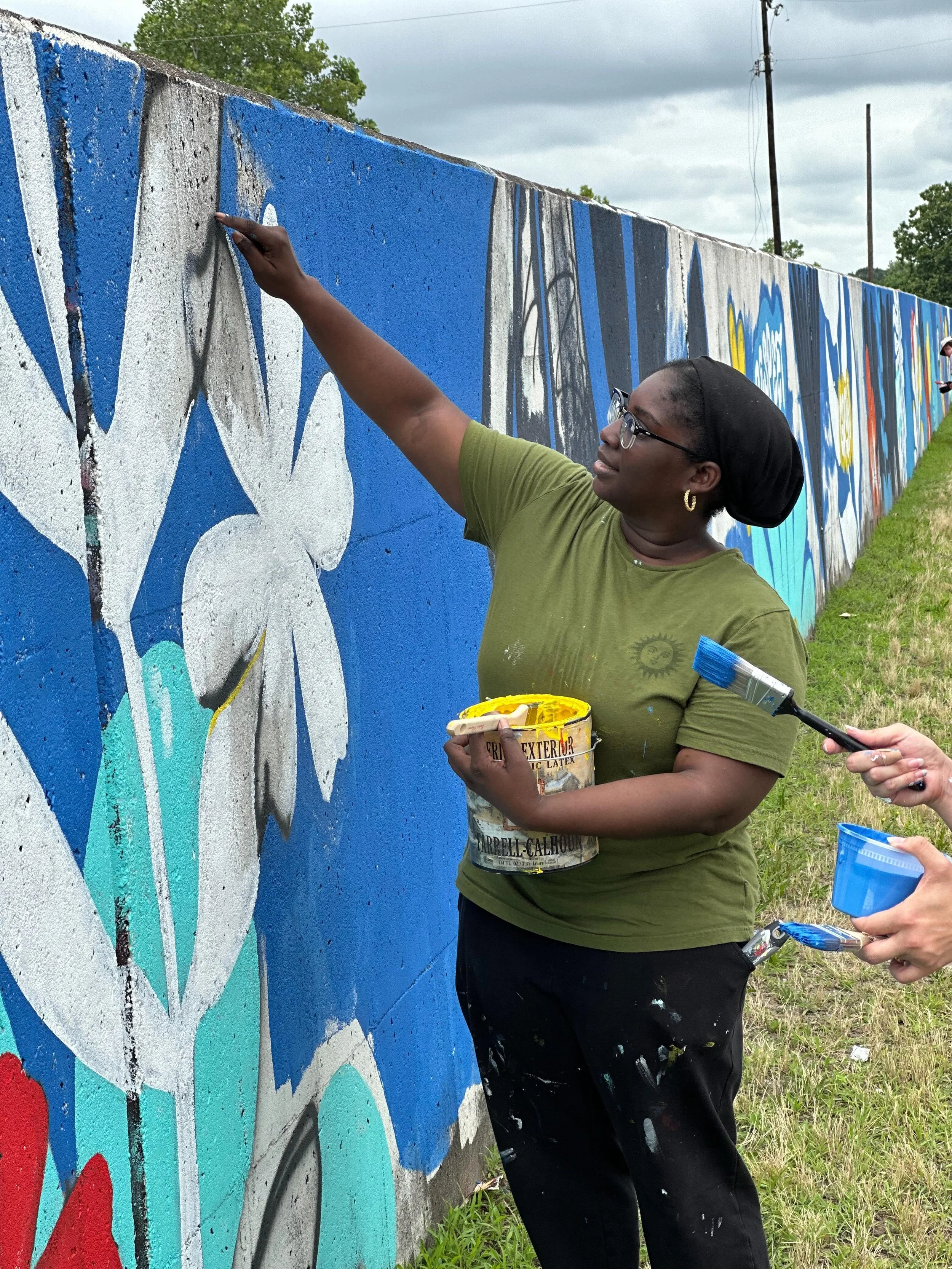 We love to go all in for our Hemliners, and today that meant supporting the incredible @derikahs_art who was selected as a mural artist for the @urbanartmemphis Chelsea Flood Wall Project. We all got messy but more importantly, we all got together, a