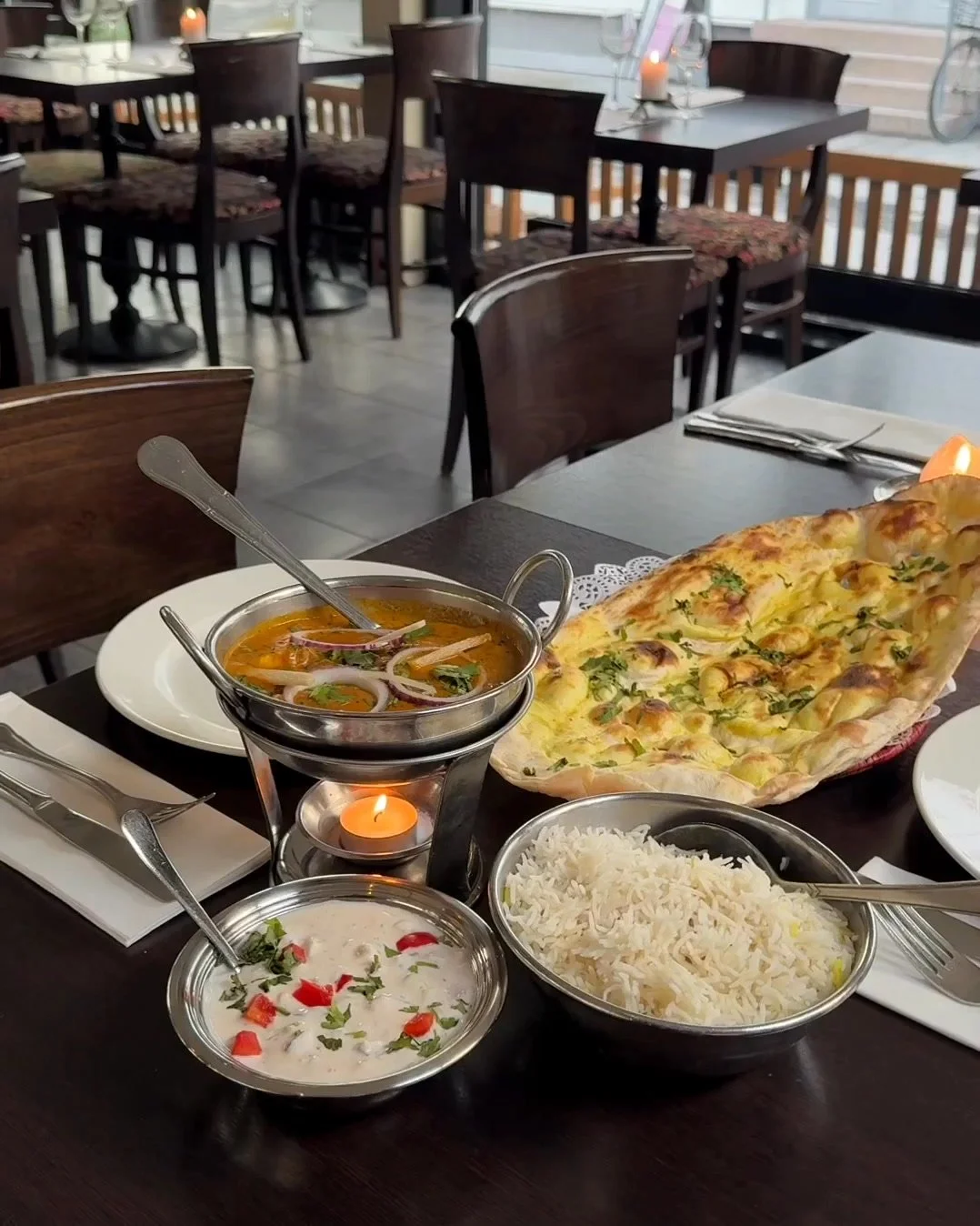 Oppdag smakene fra Punjab hos Mirchi 🇮🇳✨

Hos Mirchi f&aring;r du mer enn bare et m&aring;ltid &ndash; du f&aring;r en opplevelse av det gamle India. Fra det varme og autentiske lokalet til smaksrike retter og ekte gjestfrihet.

Her m&oslash;tes tr