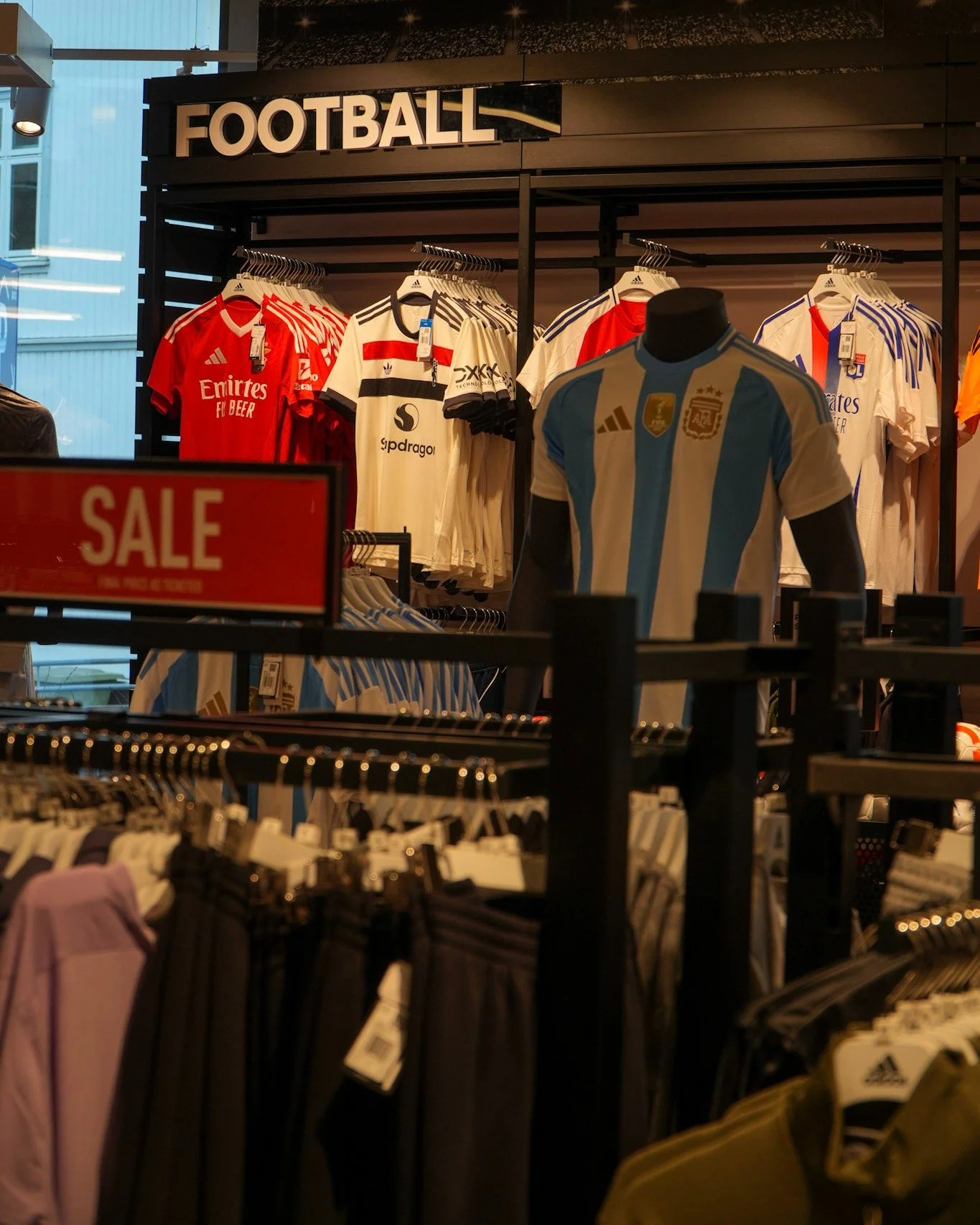⚽️ P&aring; jakt etter ny fotballdrakt?

Hos Adidas Outlet Sydsiden finner du tr&oslash;yer fra favorittlaget ditt til en skikkelig god pris 🙌

Enten du vil representere laget ditt eller trenger kl&aelig;r til fotballtreningen, har Adidas det du tre