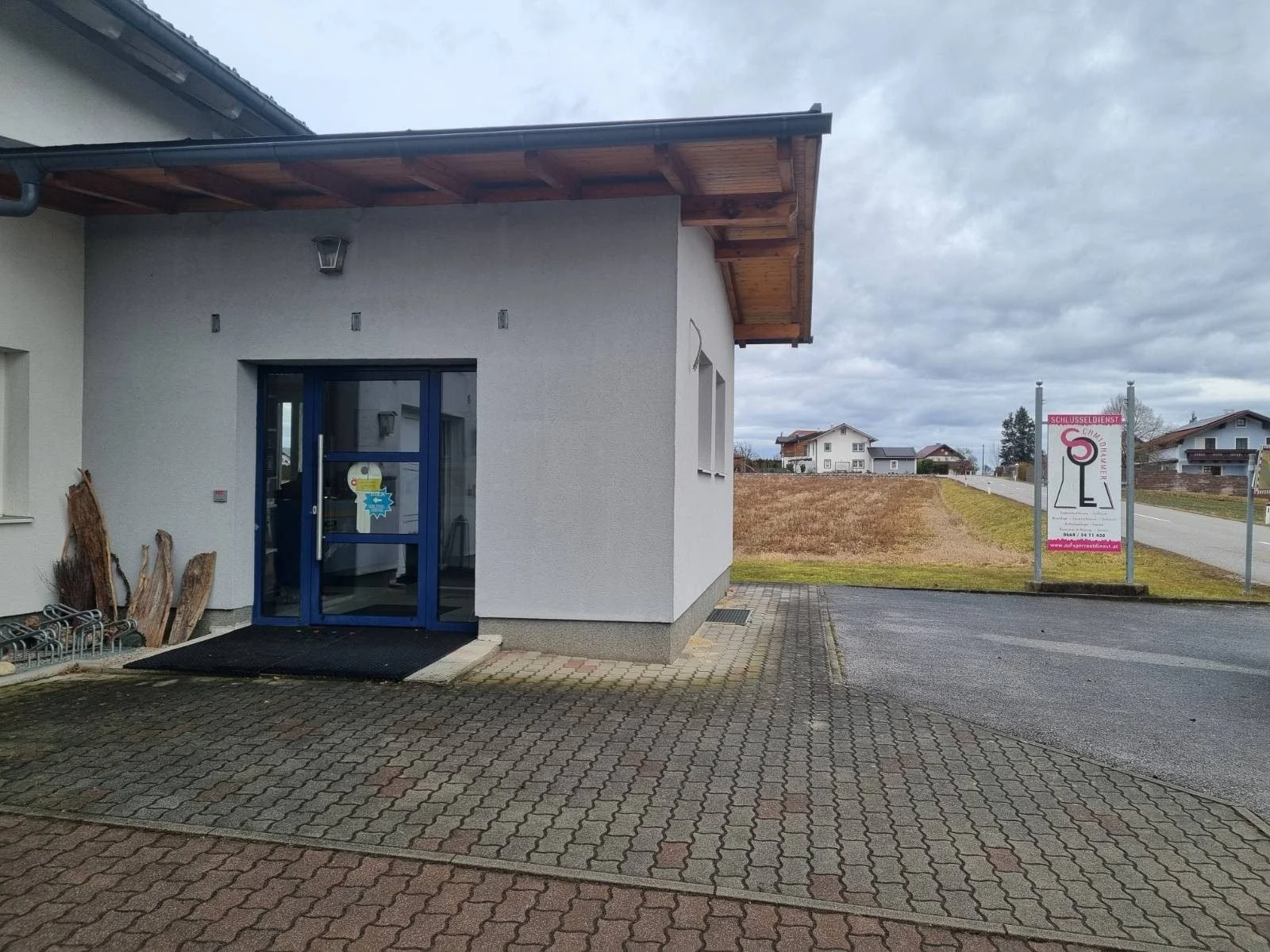 Außenansicht des Fachgeschäfts von Schlüsseldienst Schmidhammer in der Trimmelkamer Straße in Ostermiething