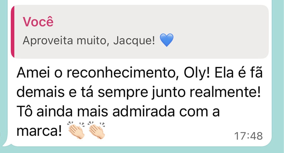 Mensagem de WhatsApp com texto em português elogiando alguém chamado Oly, expressando admiração e felicidade com a marca, acompanhado de emojis de aplausos e coração