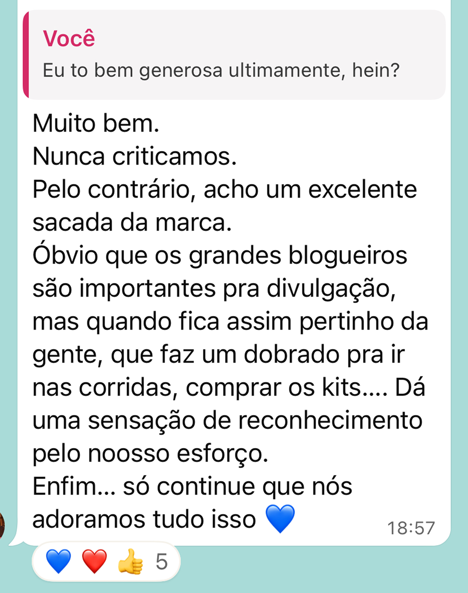 Conversa em WhatsApp mostrando uma mensagem sobre reconhecimento e esforço, com emojis de coração azul, coração vermelho e dedão para cima, e a hora 18:57.