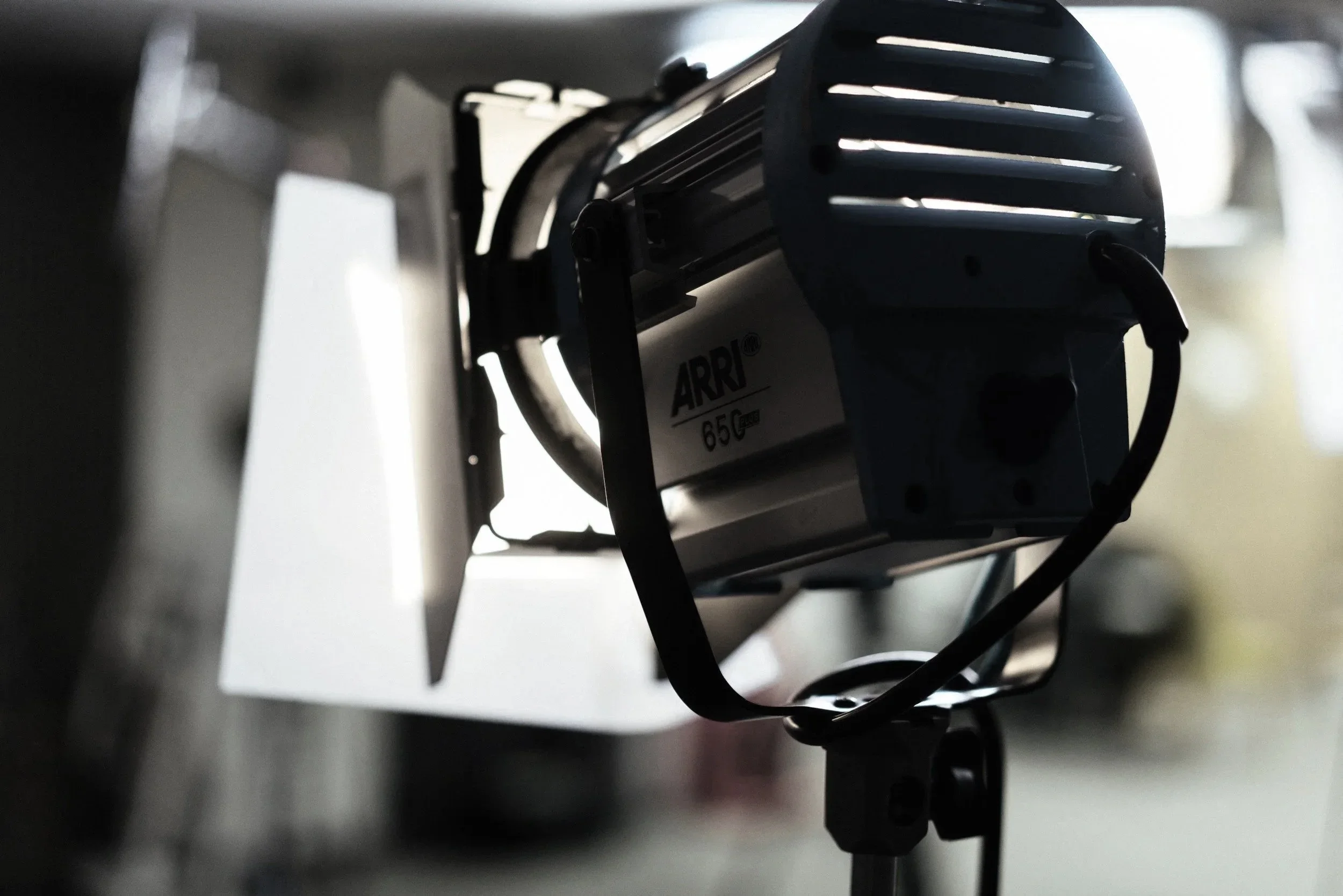 A professional studio light with the brand name ARRI, 650 model, mounted on a stand.