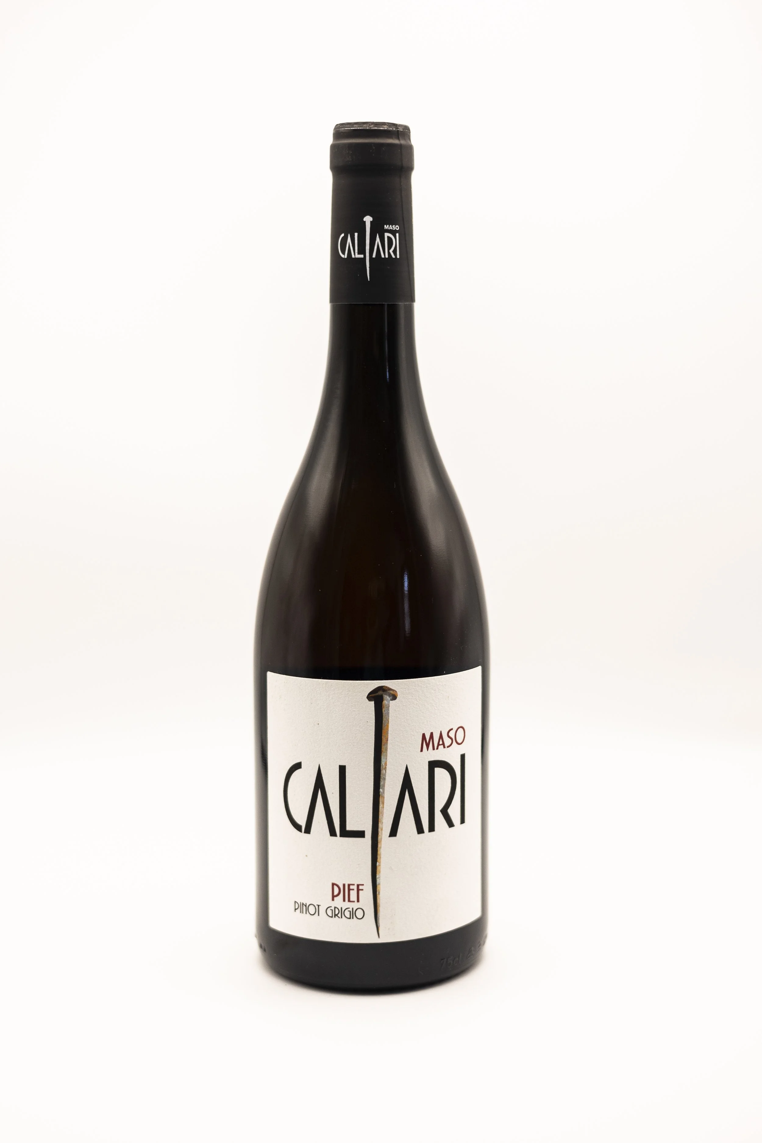 Una bottiglia di vino Maso Caliari PIEF Pinot Grigio con etichetta bianca e scritte nere e rosse