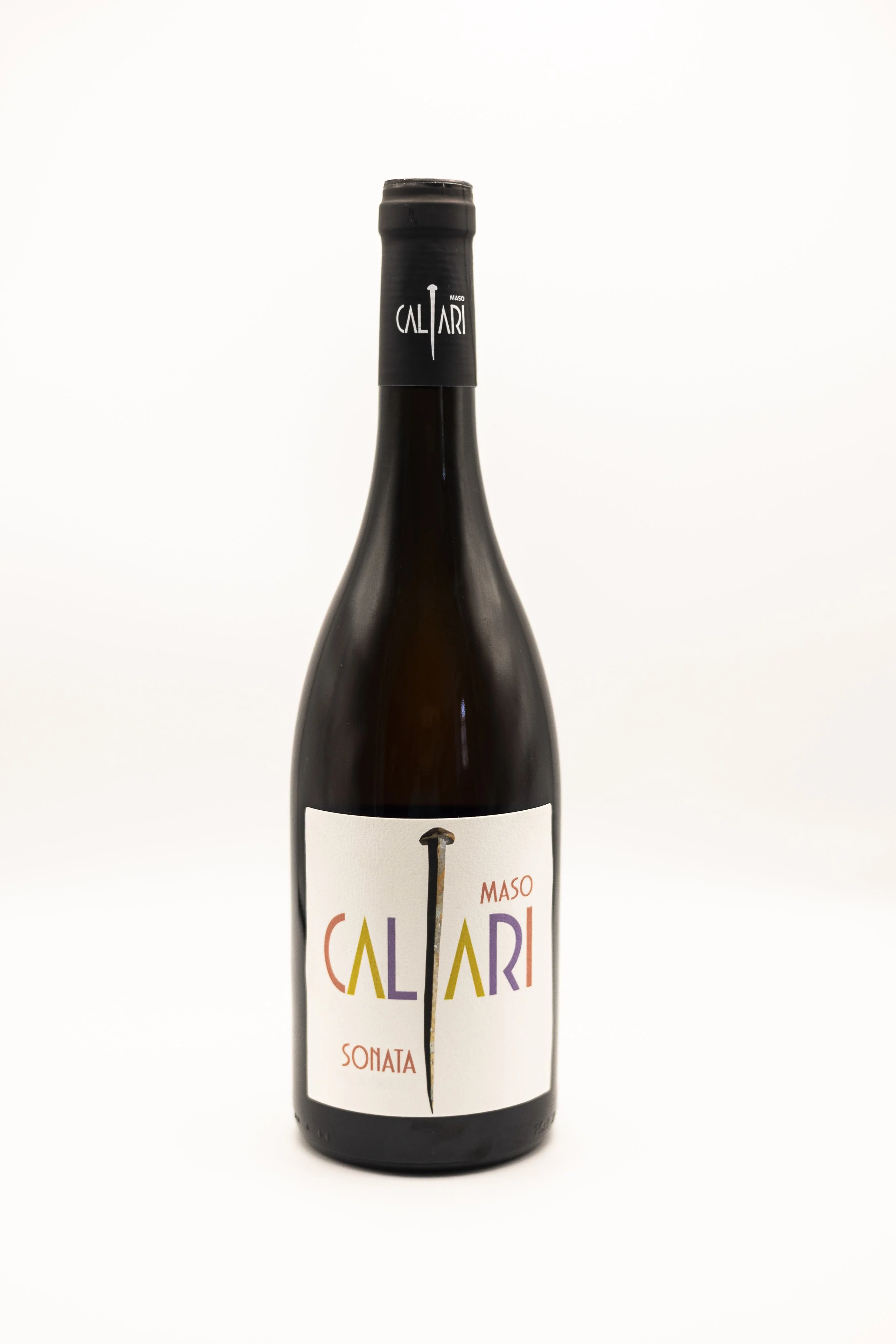 Bottiglia di vino con etichetta colorata e scritte CALARI, MASO, SONATA.