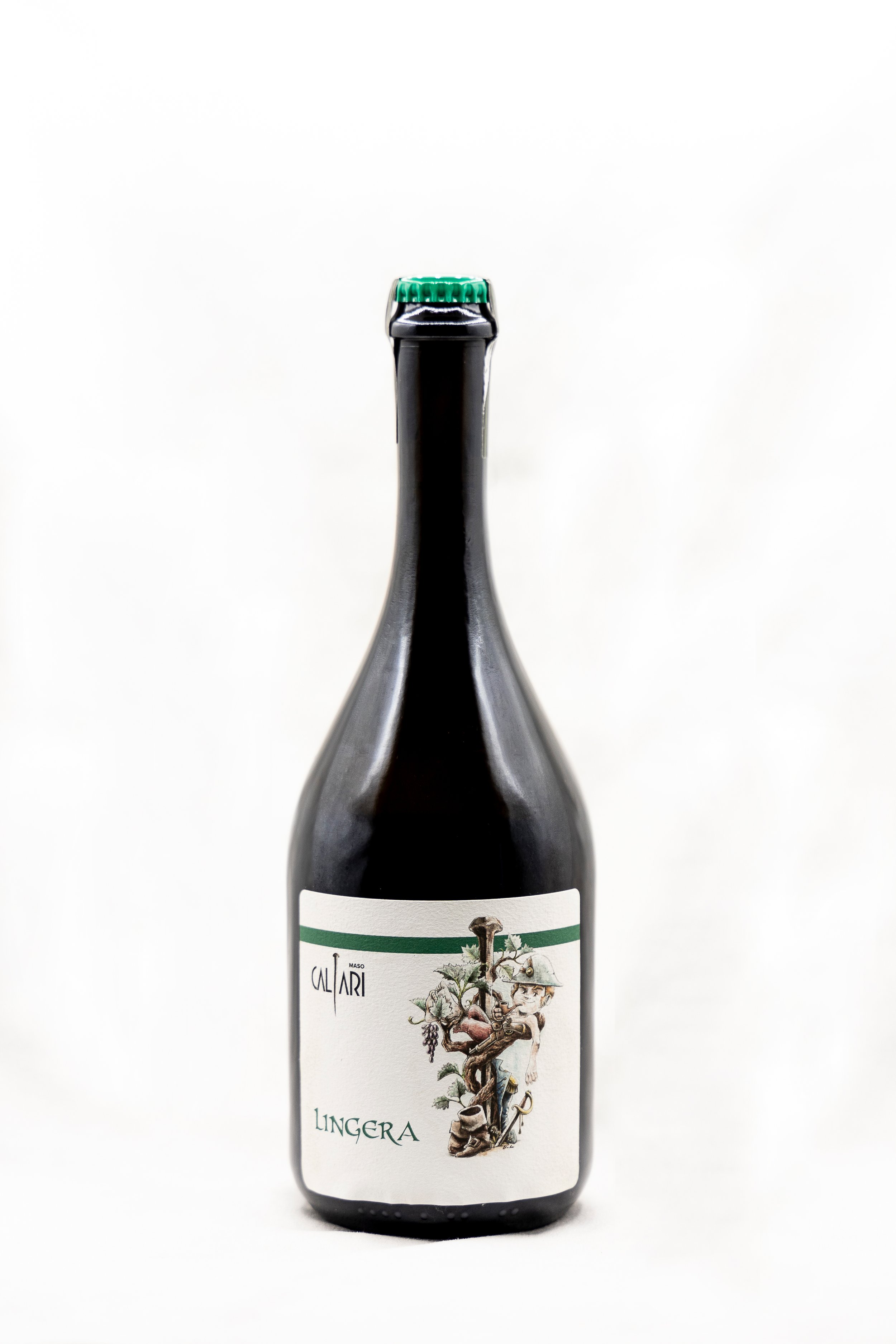 Vasetto di vino con etichetta 'LingerA' illustrata con un personaggio che si appoggia a un albero di vite.