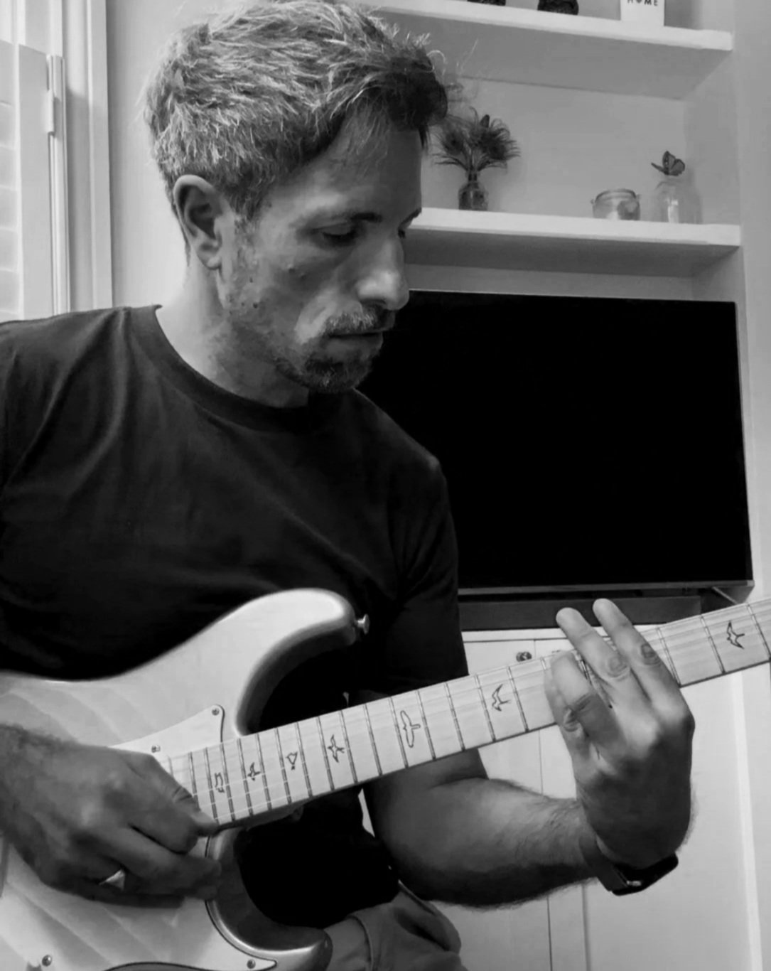 Mark Mannering Barton Pick to Play Guitar lessons in Teddington, Richmond and uk Online
