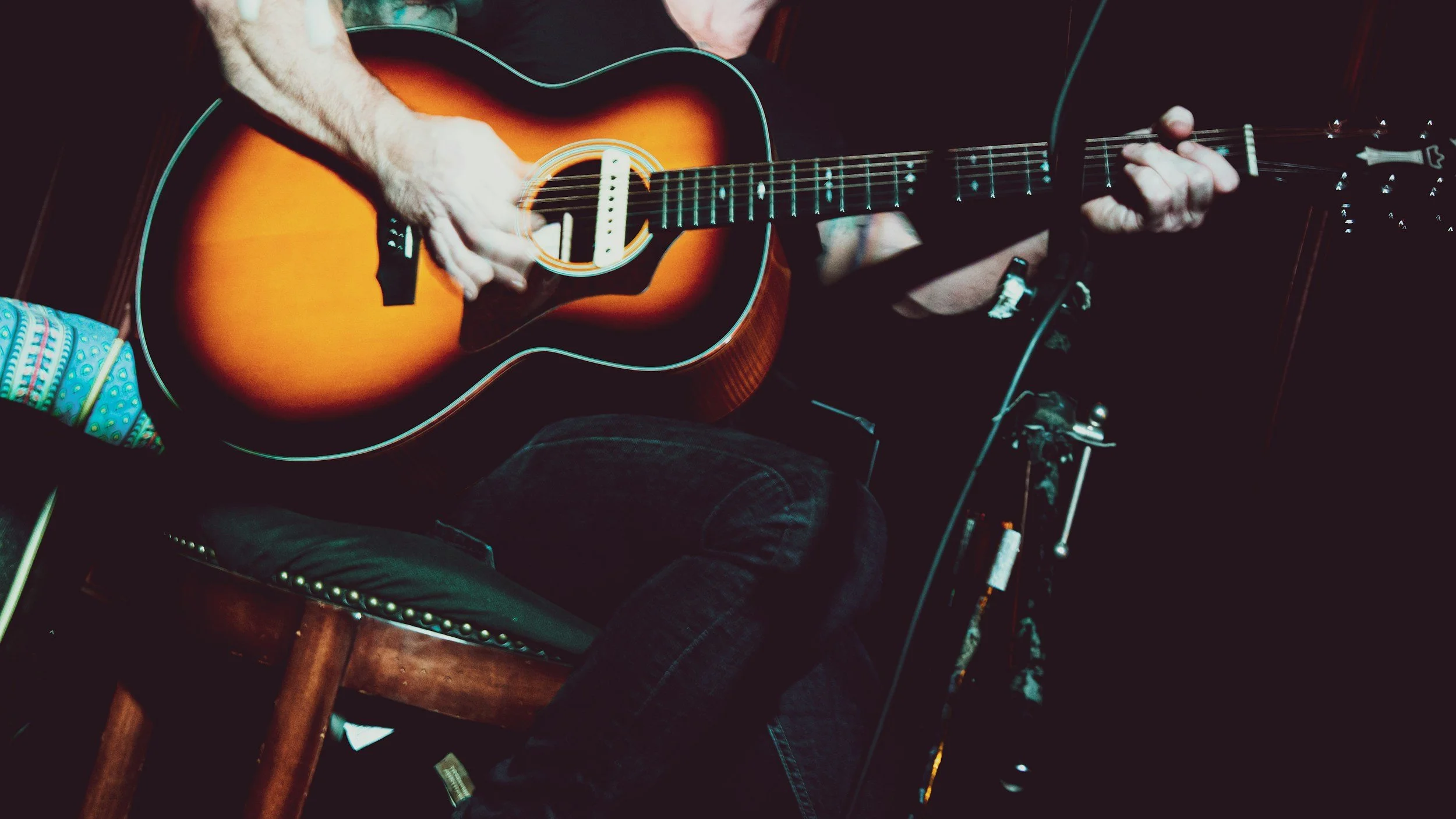 Should Beginners Learn to play Guitar Solo or Play With Other People?