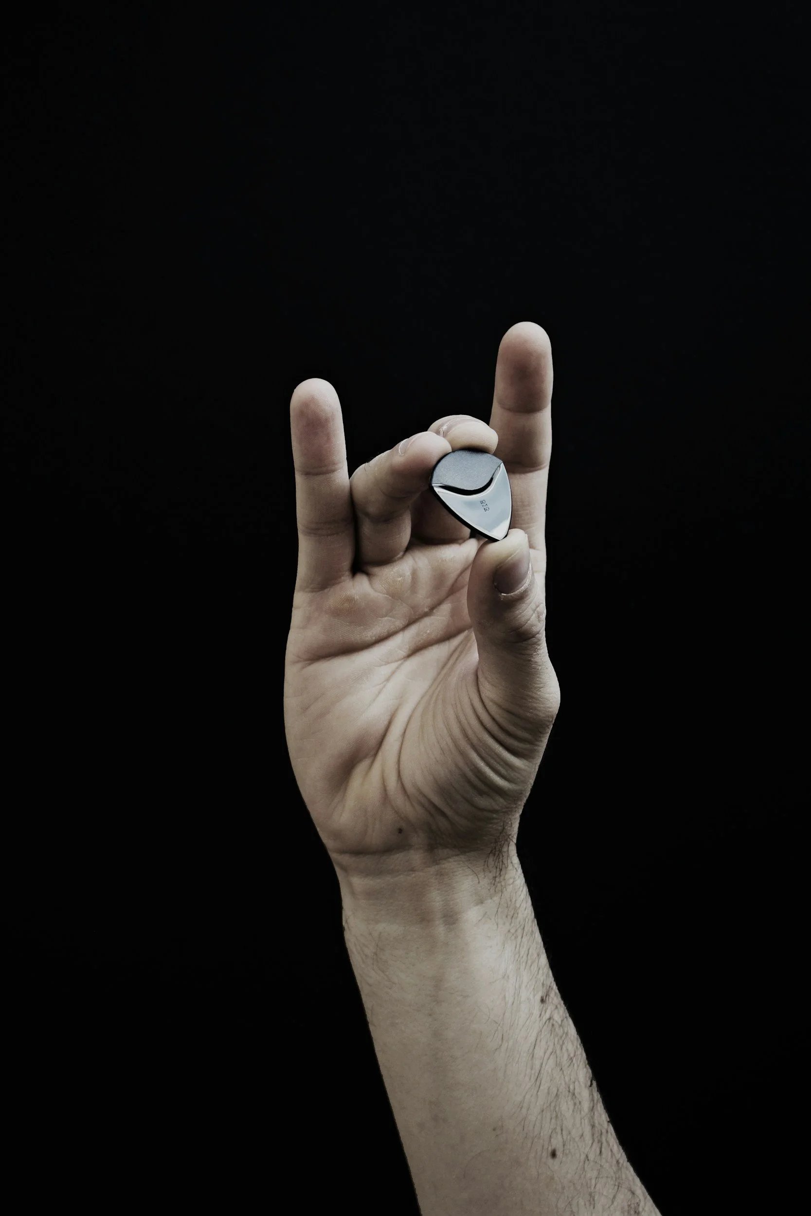 Fingers vs Pick: Which Is Better for Beginner Guitar Players?