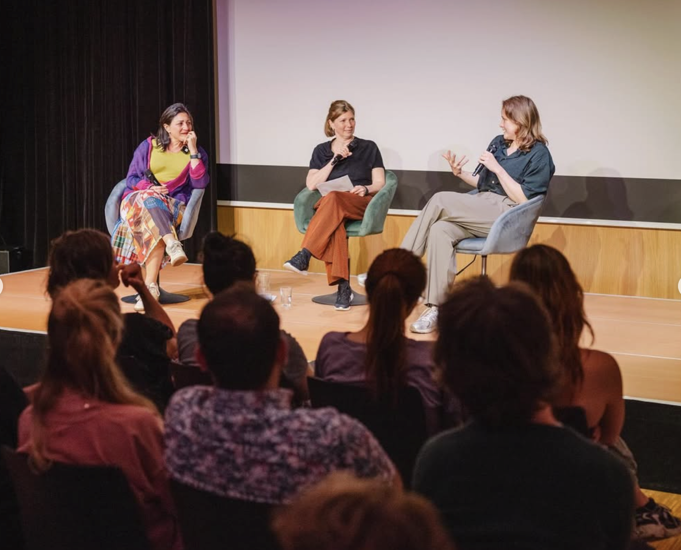 Discussion panel on social housing hosted by Nordbahnviertel in Vienna with Wiener Kulturstadträtin Veronica Kaup-Hasler and director Bianca Gleissinger. Bianca Gleissinger is speaking into a microphone.