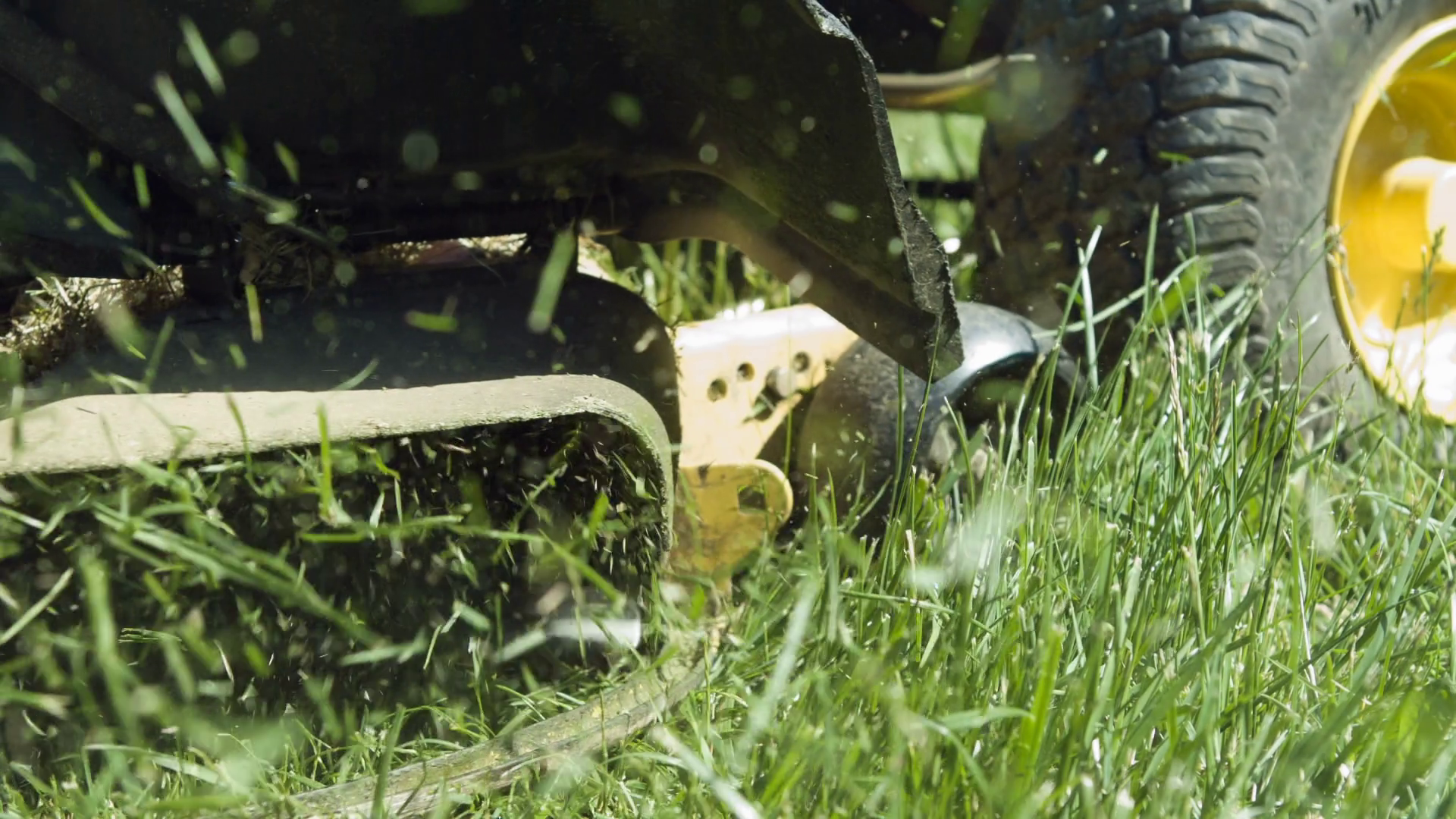 lawn-mower-blades-cutting-grass-in-slow-motion_barnbix7_thumbnail-1080_01.png