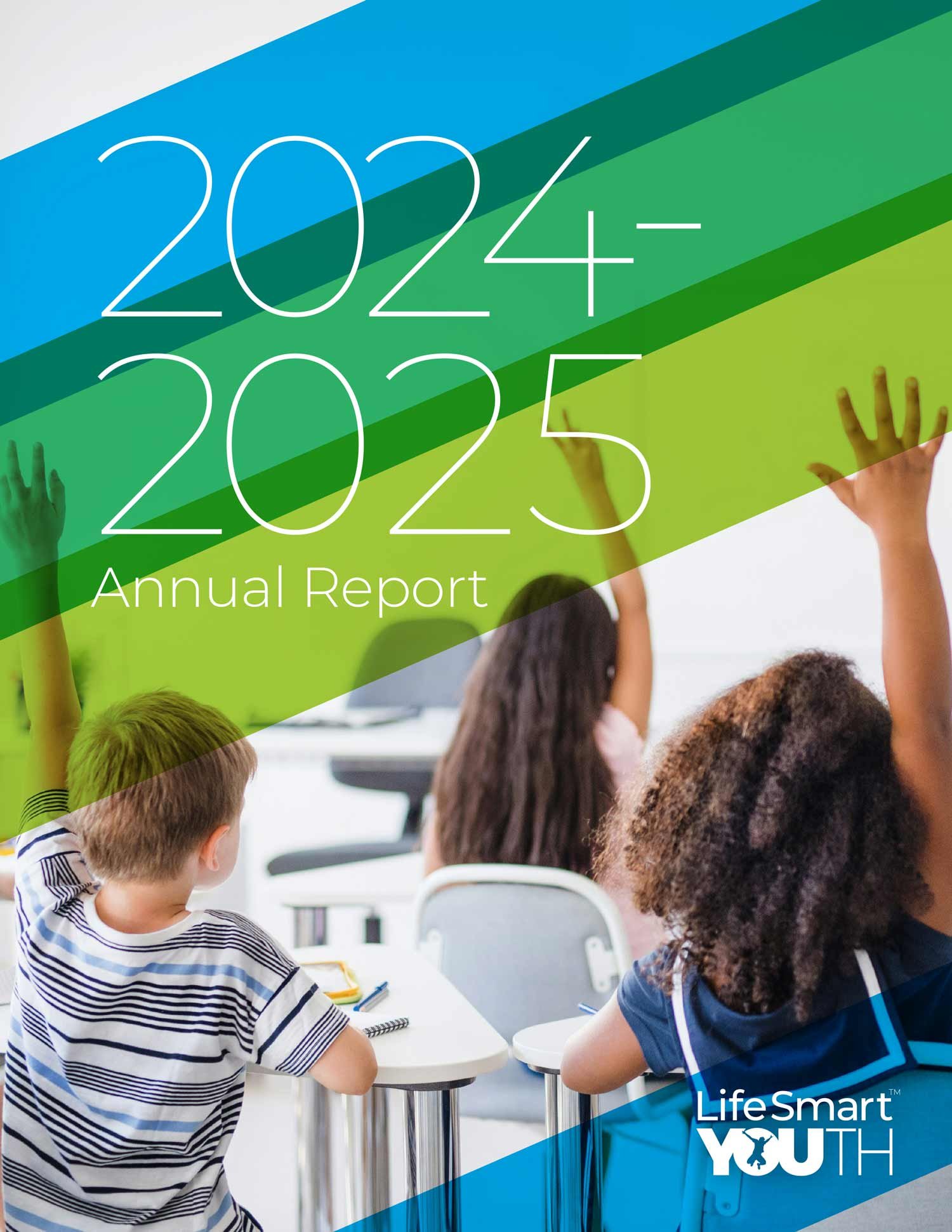 LifeSmart Youth Portada del Informe Anual 2024-2025, en la que aparecen unos niños levantando la mano en un aula durante una presentación o una clase. La portada presenta un diseño colorido y el logotipo de « LifeSmart Youth ».