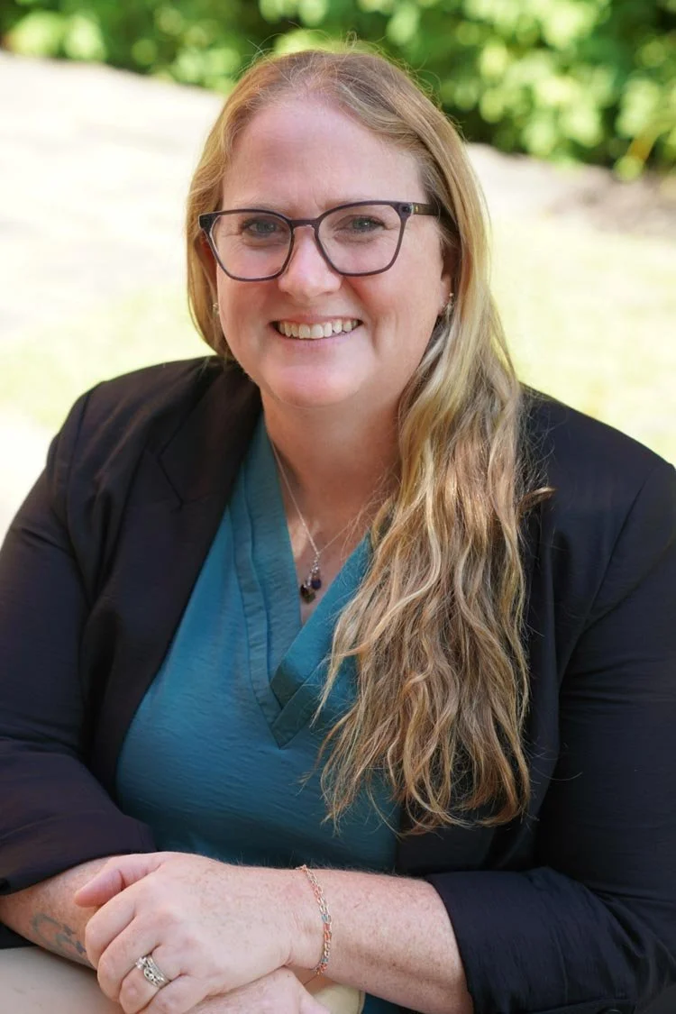 Foto de primer plano de Chrissy Peterson, directora ejecutiva de « LifeSmart Youth » 
