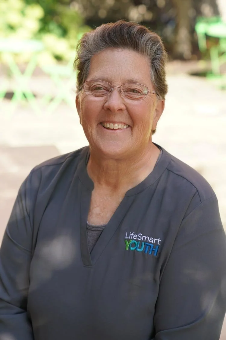 Foto de primer plano de Kathy Lesch, educadora en salud para adolescentes de « LifeSmart Youth »