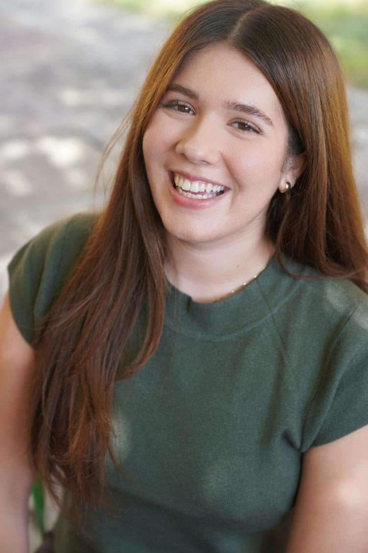 Foto de primer plano de Scarlet Romo-Reynoso, educadora en salud para adolescentes de « LifeSmart Youth »