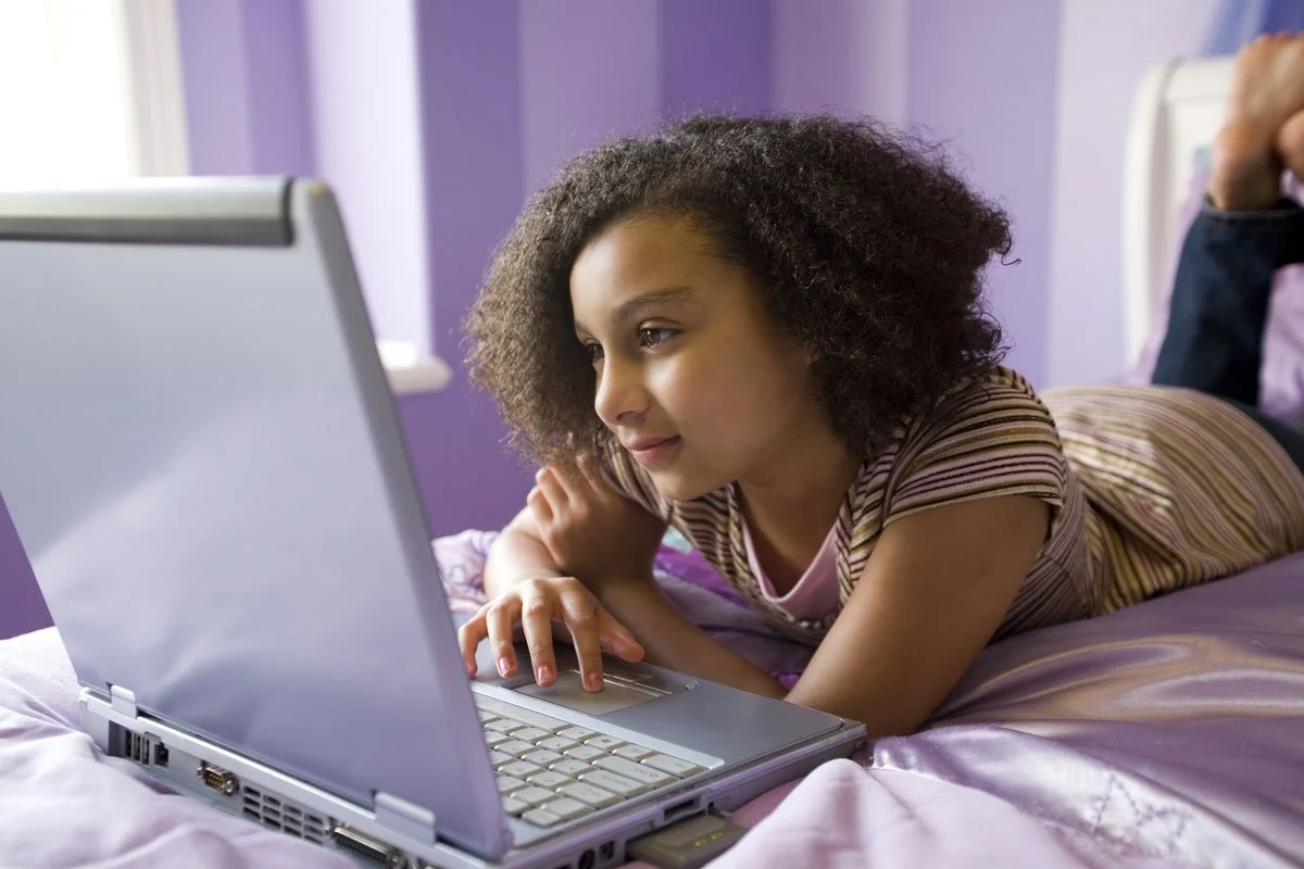 Adultos responsables: cómo ayudar a los niños a mantenerse seguros en Internet