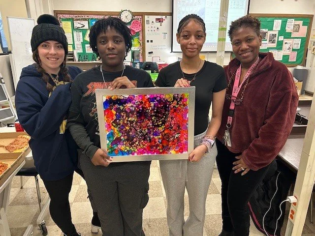 Alumnos del Consejo Asesor Juvenil mostrando las obras de arte creadas en una sesión de arte extraescolar