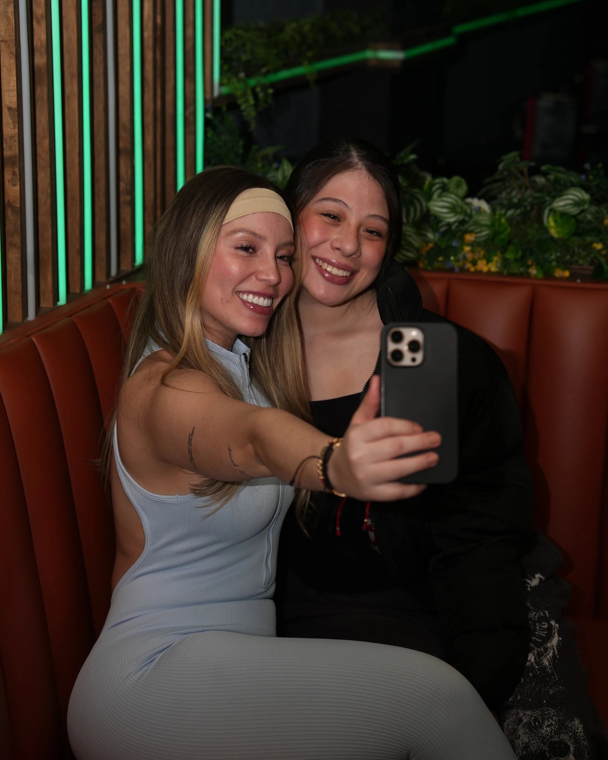Friends nights out just hit different at Connect Astoria 🍸✨ 
Good music, amazing drinks, nonstop laughs, and the energy you&rsquo;ve been looking for all week 🔥 Grab your crew, make the memories, and let the night take over at one of Astoria&rsquo;