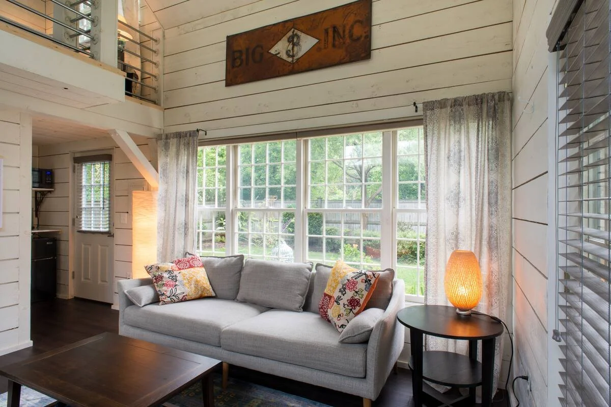 Monthly rental in funky style carriage house in Medford, MA near the commuter rail