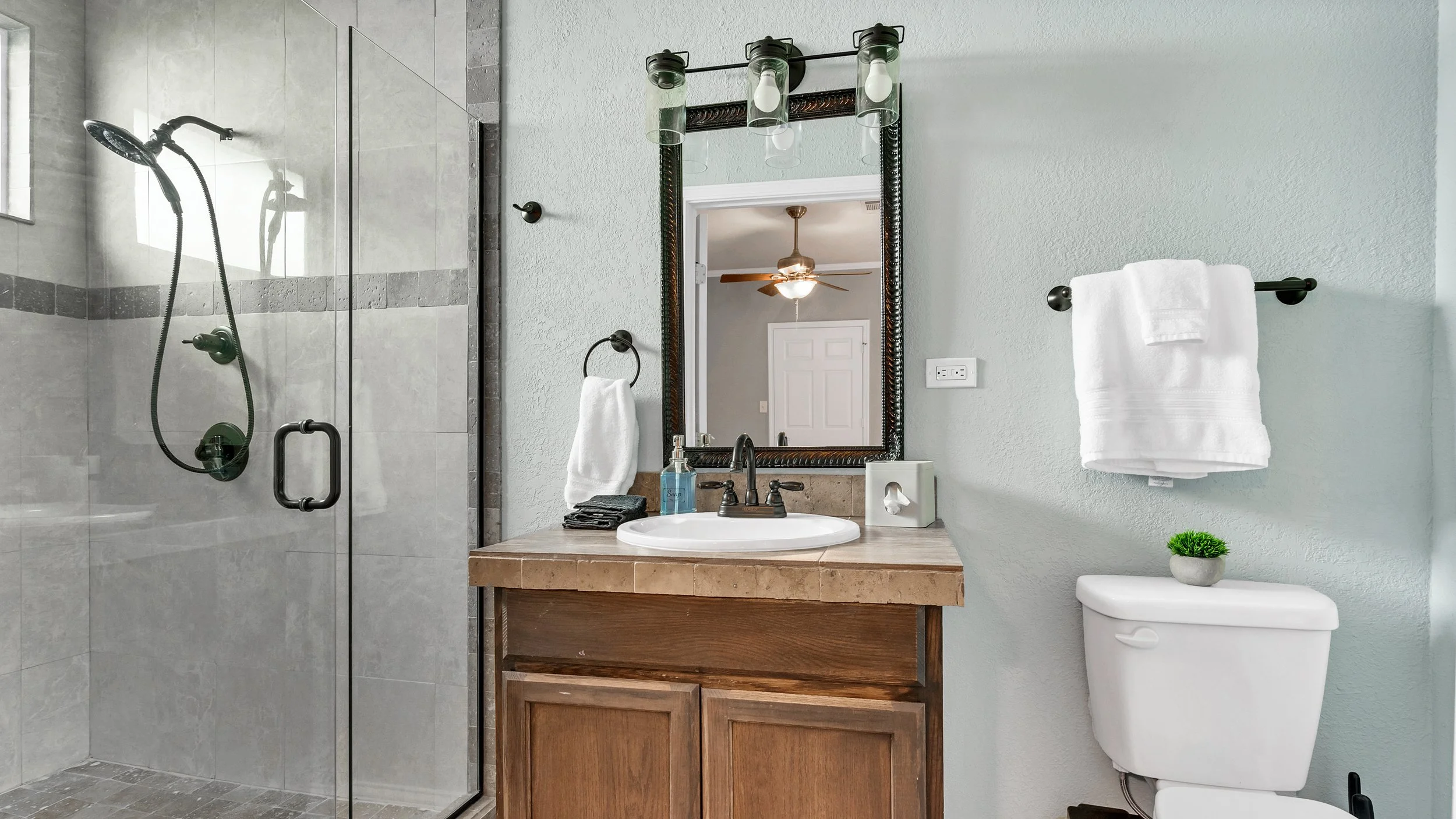 1st level full bath.jpeg