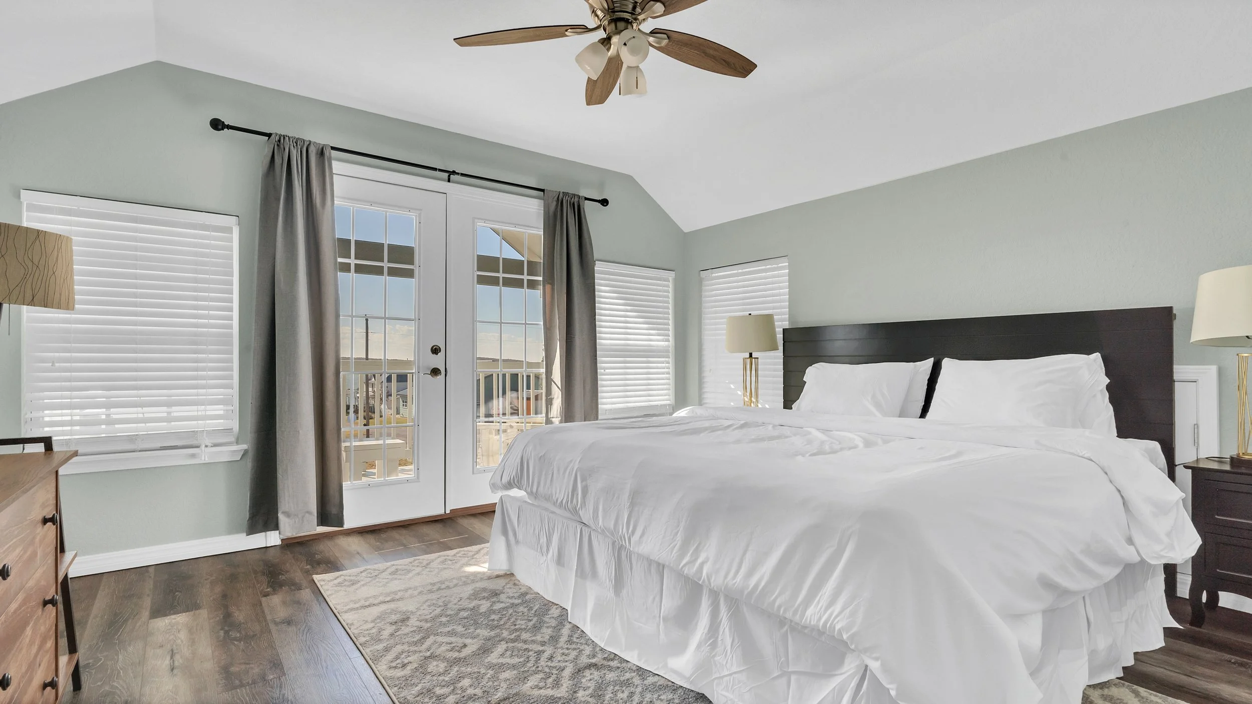 Up stairs guest bed.jpeg