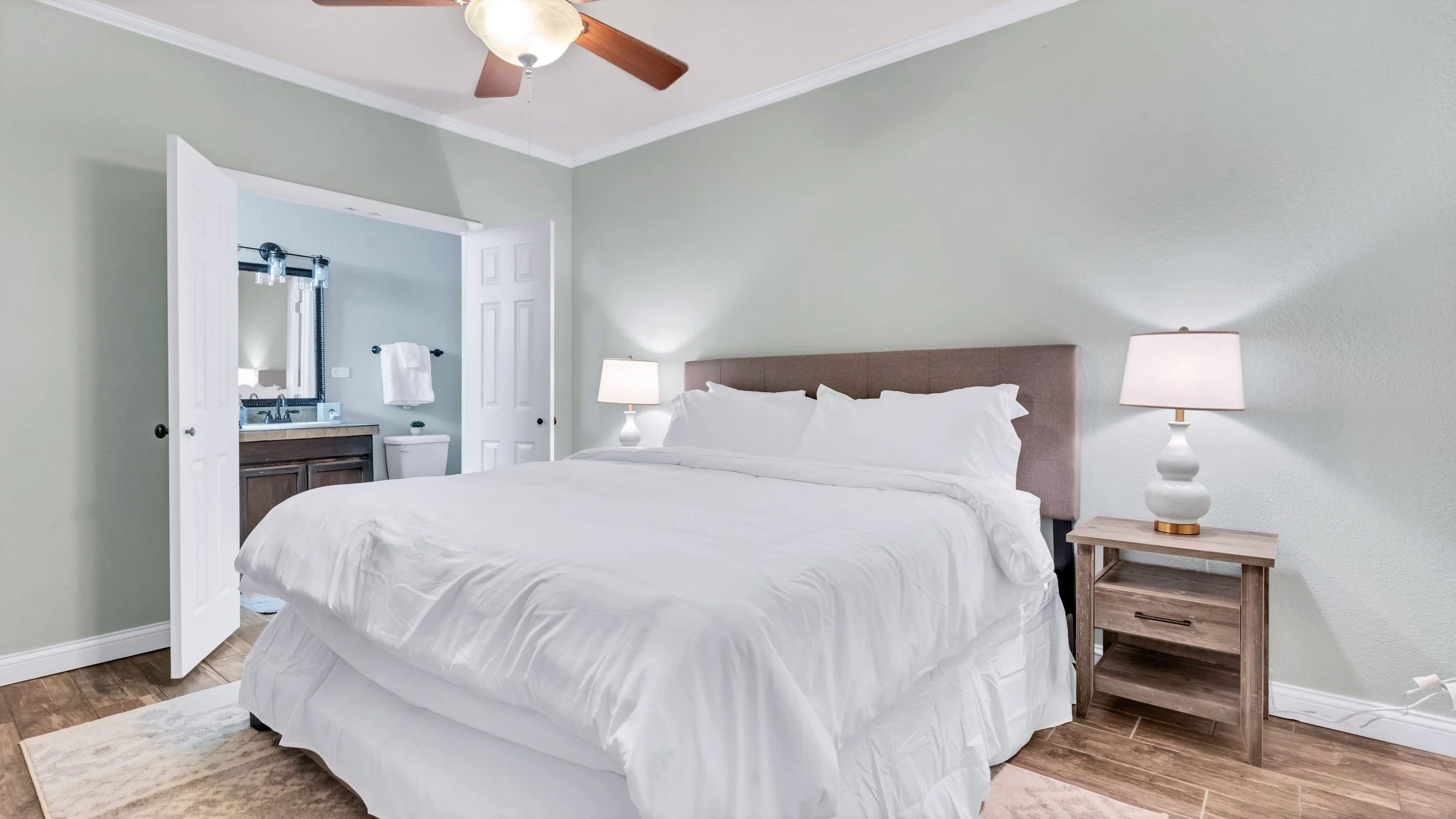 lower master bed.jpeg