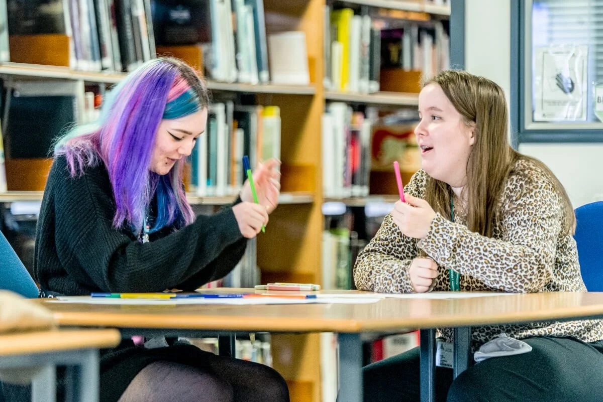 A Yipiyap peer tutor helps a college student develop metacognitive strategies.