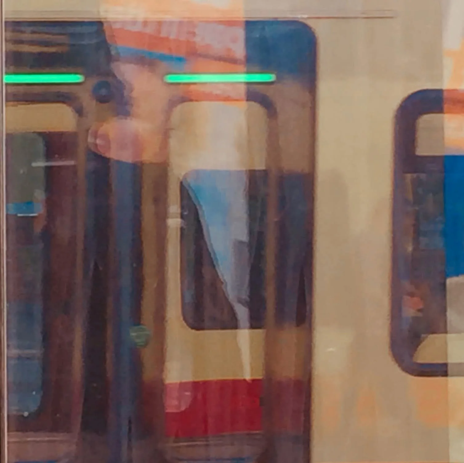 Ein reflektiertes Bild zeigt einen Kinderhochstuhl vor einem Kinderwagen mit grün leuchtendem Sicherheitsgurt und gelb-blauer Gestaltung.